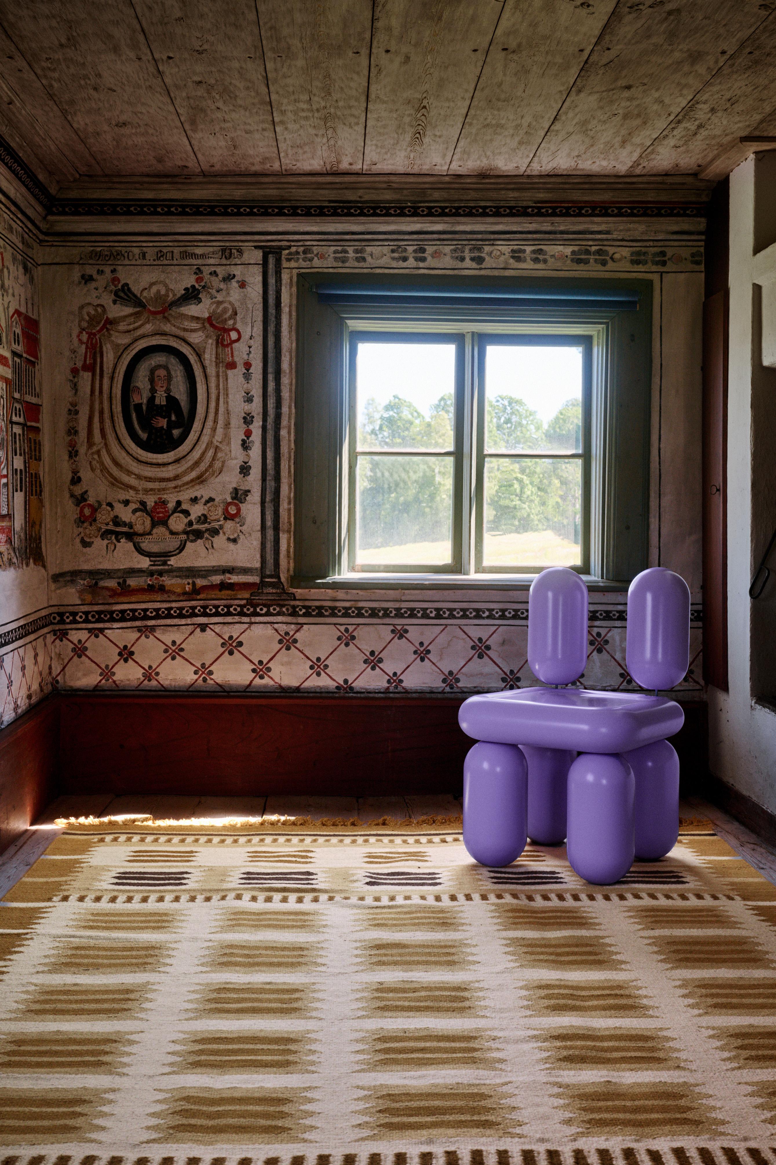 Una collezione che celebra l'artigianato femminile tradizionale scandinavo, ispirato alle tradizioni popolari svedesi in un'interpretazione moderna e contemporanea. Con i suoi modelli e le sue tecniche, offre una serie di palette di colori armoniosi