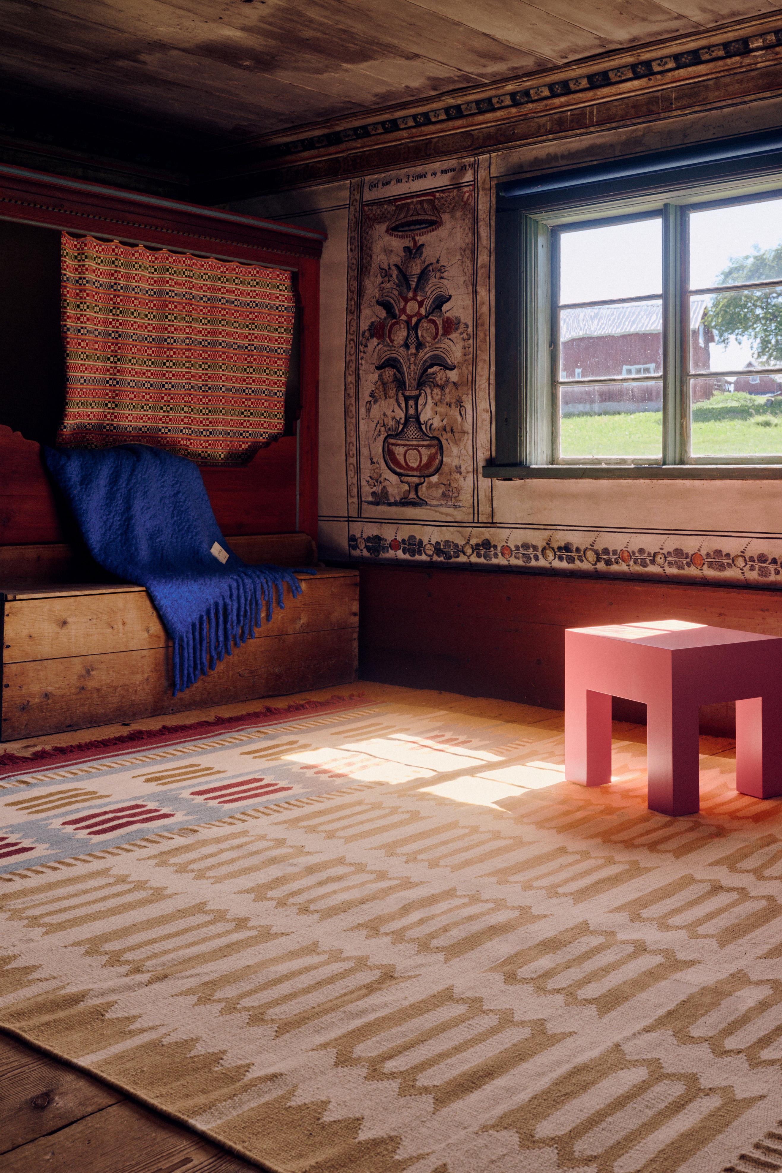 Una collezione che celebra l'artigianato femminile tradizionale scandinavo, ispirato alle tradizioni popolari svedesi in un'interpretazione moderna e contemporanea. Con i suoi modelli e le sue tecniche, offre una serie di palette di colori armoniosi