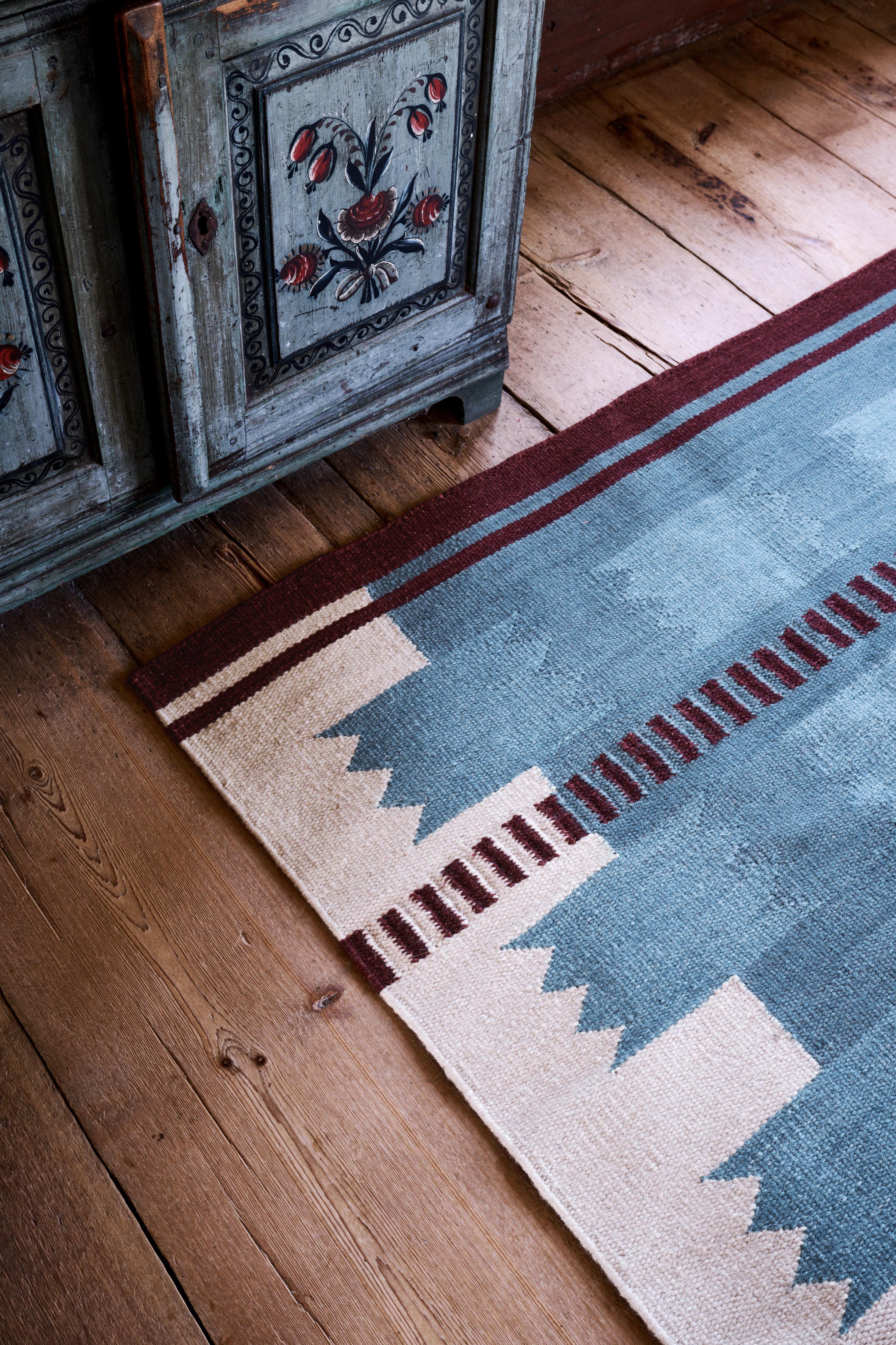 Moderne Tapis Rollakan Iris laine pétrole en vente