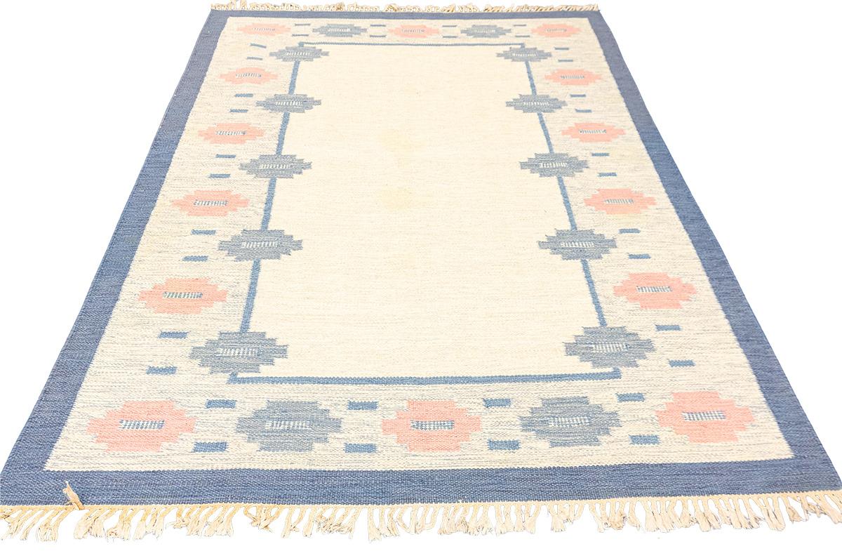 Introducing Rollakan rug Swedish Swedish-inspired patterns and soft color palette, perfect for adding a touch of Scandinavian style to your home! This luxurious cross motif design will bring a unique sense of style and sophistication to any room.