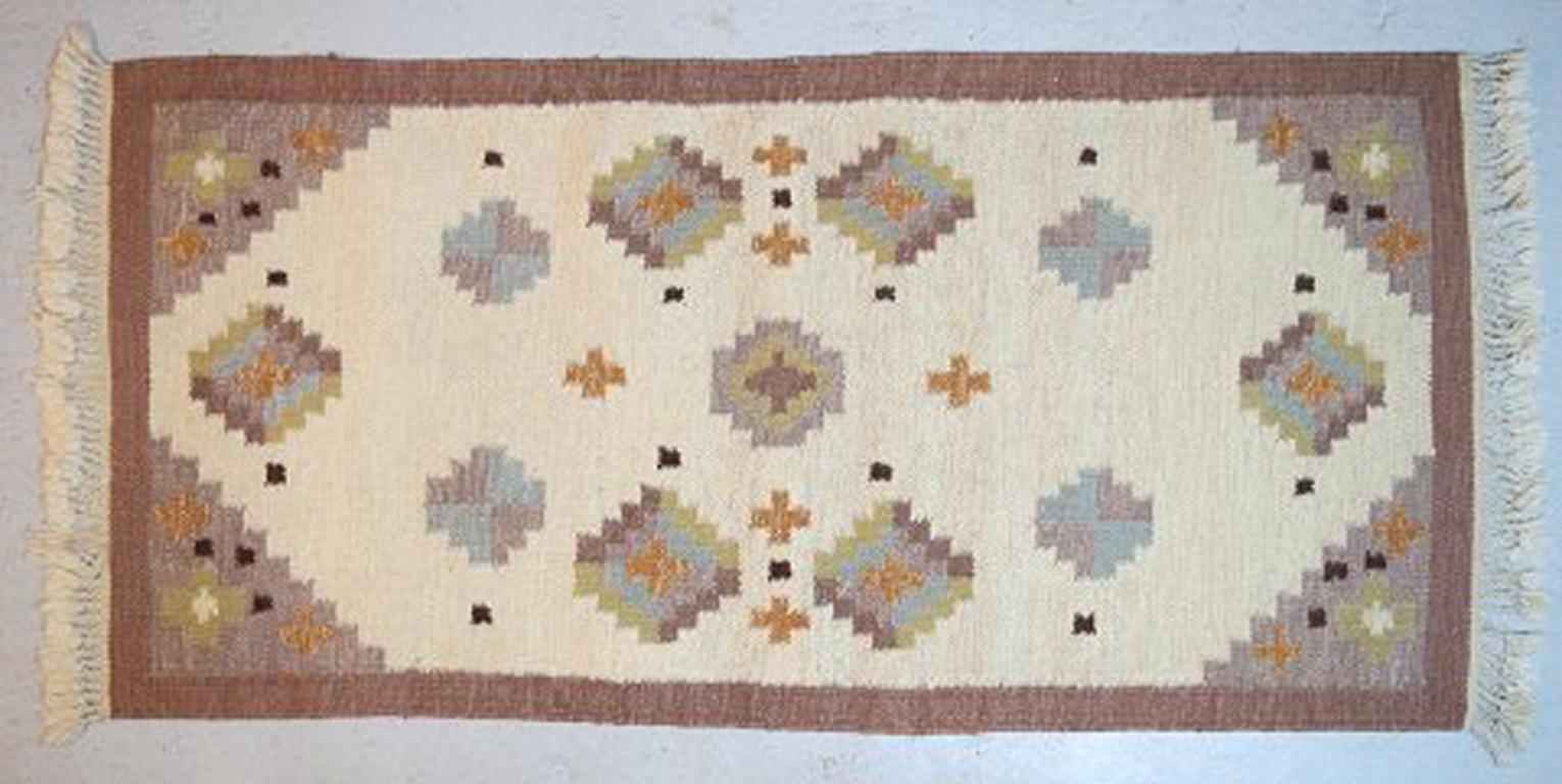 Röllakan rug, Swedish design, 1960s-1970s. Wool carpet.
Geometric patterns on light base.
Measures: 178 x 81.5 cm.
In very good condition.