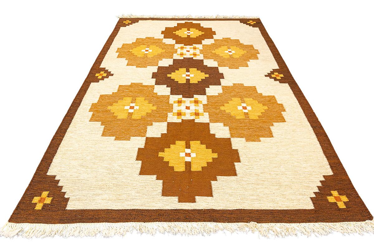 Verleihen Sie Ihrem Zuhause einen schönen und zeitlosen Look mit dem schwedischen Rollakan-Teppich. Dieser in traditioneller Flachwebtechnik gefertigte Teppich zeichnet sich durch ein interessantes Design aus, das mit seinem Kreuzmotiv-Muster die