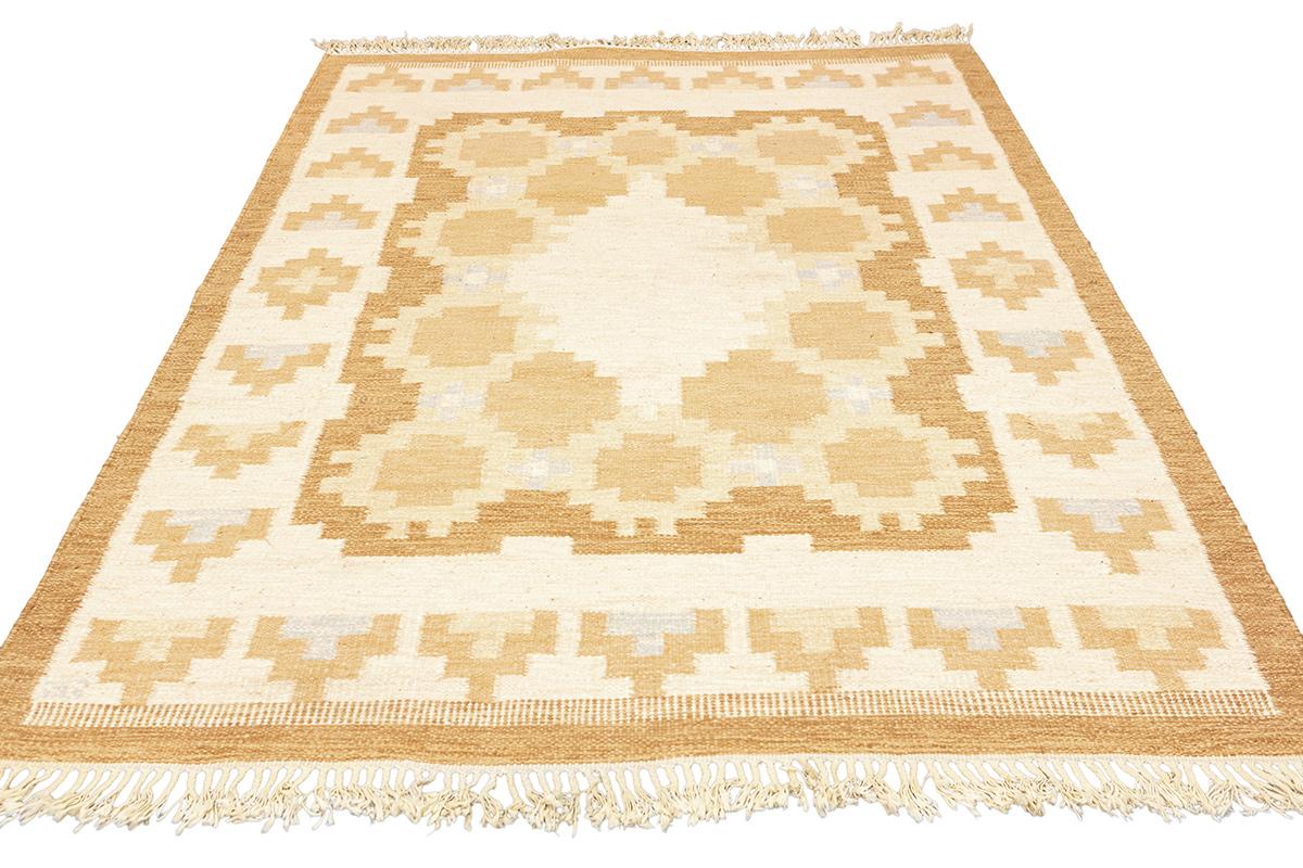 This Scandinavian Rug Rollakan  in soft beige is a masterpiece of understated elegance, showcasing the beauty and simplicity that typify Nordic design. The soft beige hues, complemented by gentle taupe and cream accents, create a soothing palette