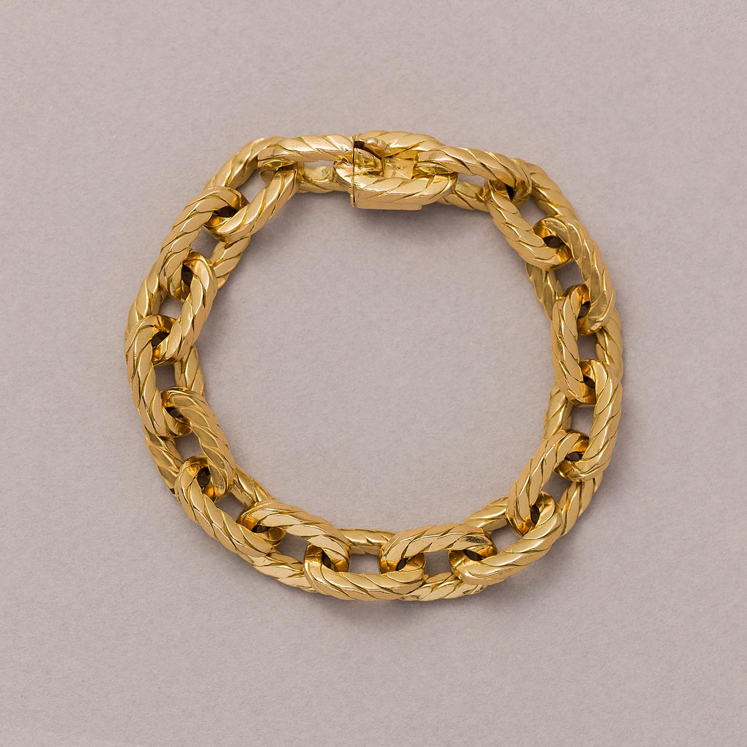 Ein Armband aus 18 Karat Gelbgold mit einem ovalen Glied mit einer Drehung und einem scharfkantigen, gedrehten Golddraht, Meistermarke foro Rollang & Cie.

gewicht; 84,10 Gramm
länge: 18,5 cm, gut passend für ein Handgelenk der Größe 16 - 17,5