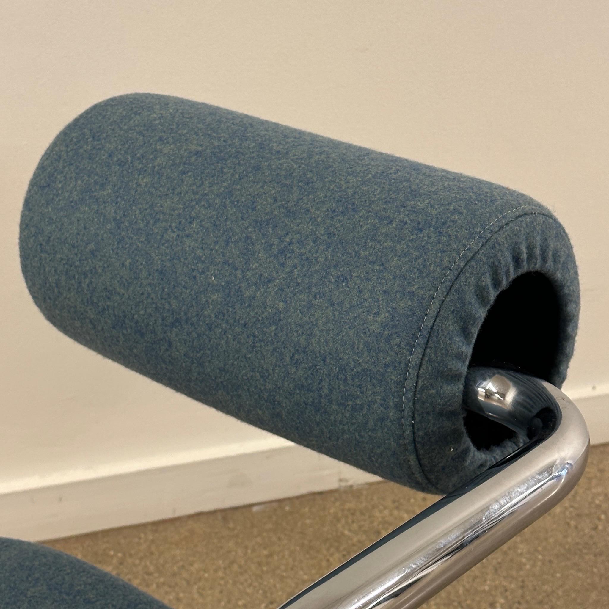 c. 1970s. Sedia estremamente rara di Ray Wilkes per Herman Miller. Lo schienale della sedia si regola in base alle preferenze lombari. Completamente rivestito in lana Maharam.