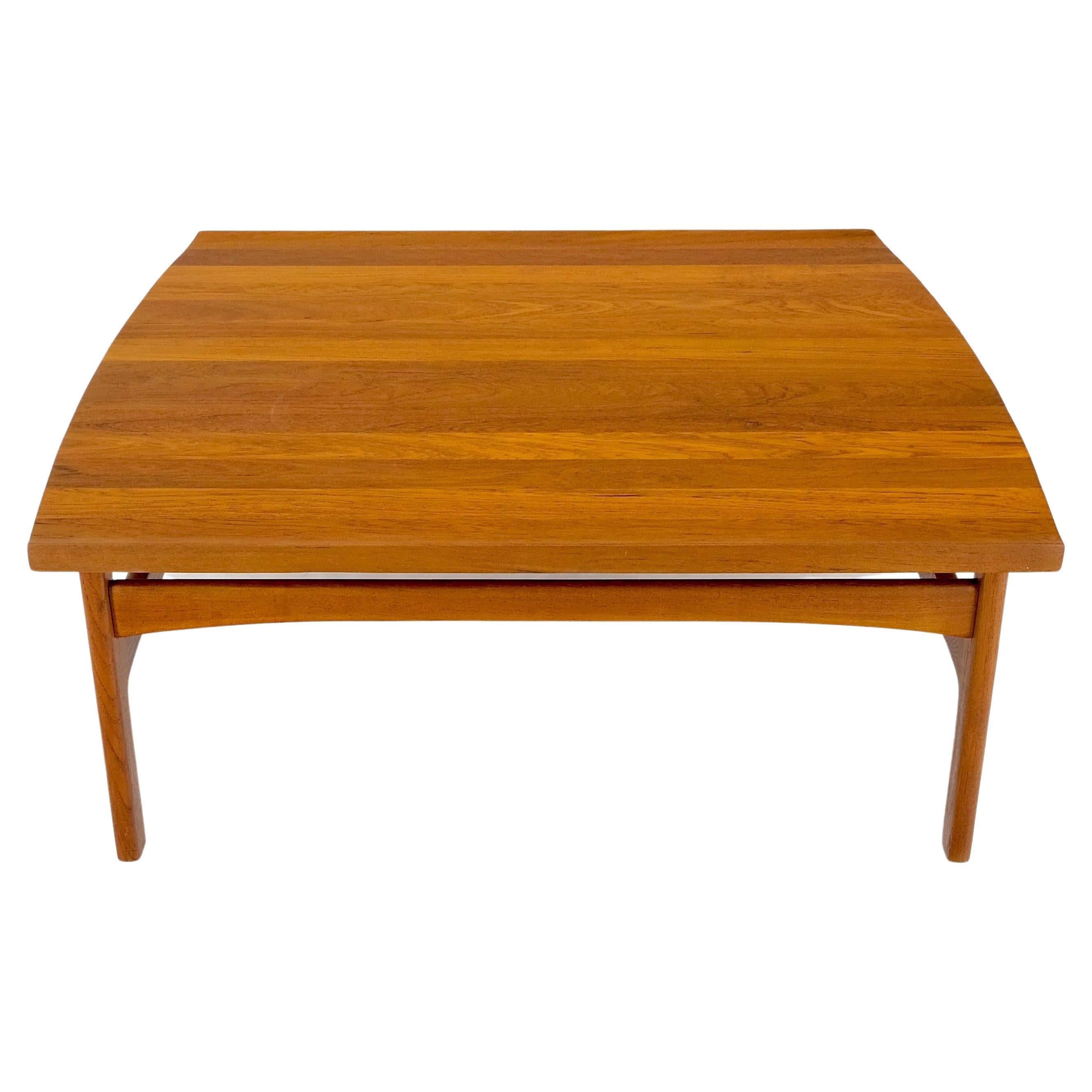Tavolino da caffè quadrato danese del metà secolo moderno con bordo arrotolato e piano in teak massiccio, nuovo di zecca!