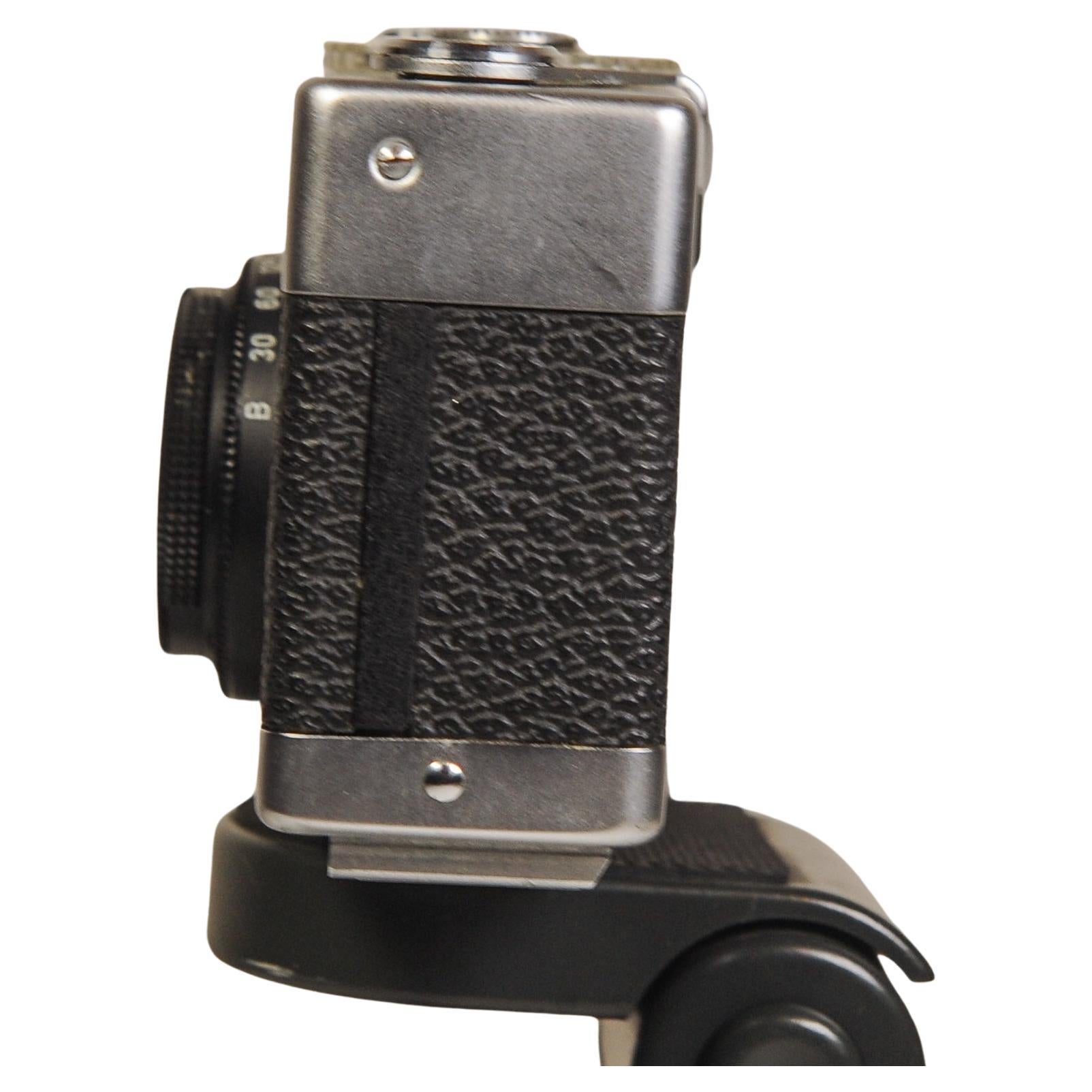 Cámara Rollei 35B con visor de película de 35 mm Objetivo Carl Zeiss Triotar 28 mm F2,8 y estuche (modelo cromado)

3.75″ x 2.75″ x 1.5″

Fabricado desde octubre de 1969 hasta principios de 1978
Objetivo: Triotar f/3,5, 40 mm
Medidor de luz con