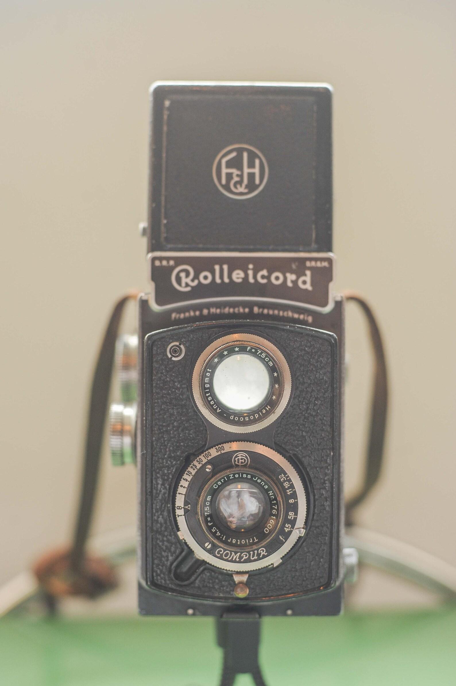 Franke & Heidecke Rolleicord Ia Modell 1 - Modell K3 - 520 Doppellinsen-Spiegelreflexkamera 120 Blatt Filmkamera Made in Germany 1936-1937


Highslide JSMärz 1936 - Mai 1937, 9.459 Stück.
Seriennummern: 1.760.000 - 1.947.000, eingraviert im
