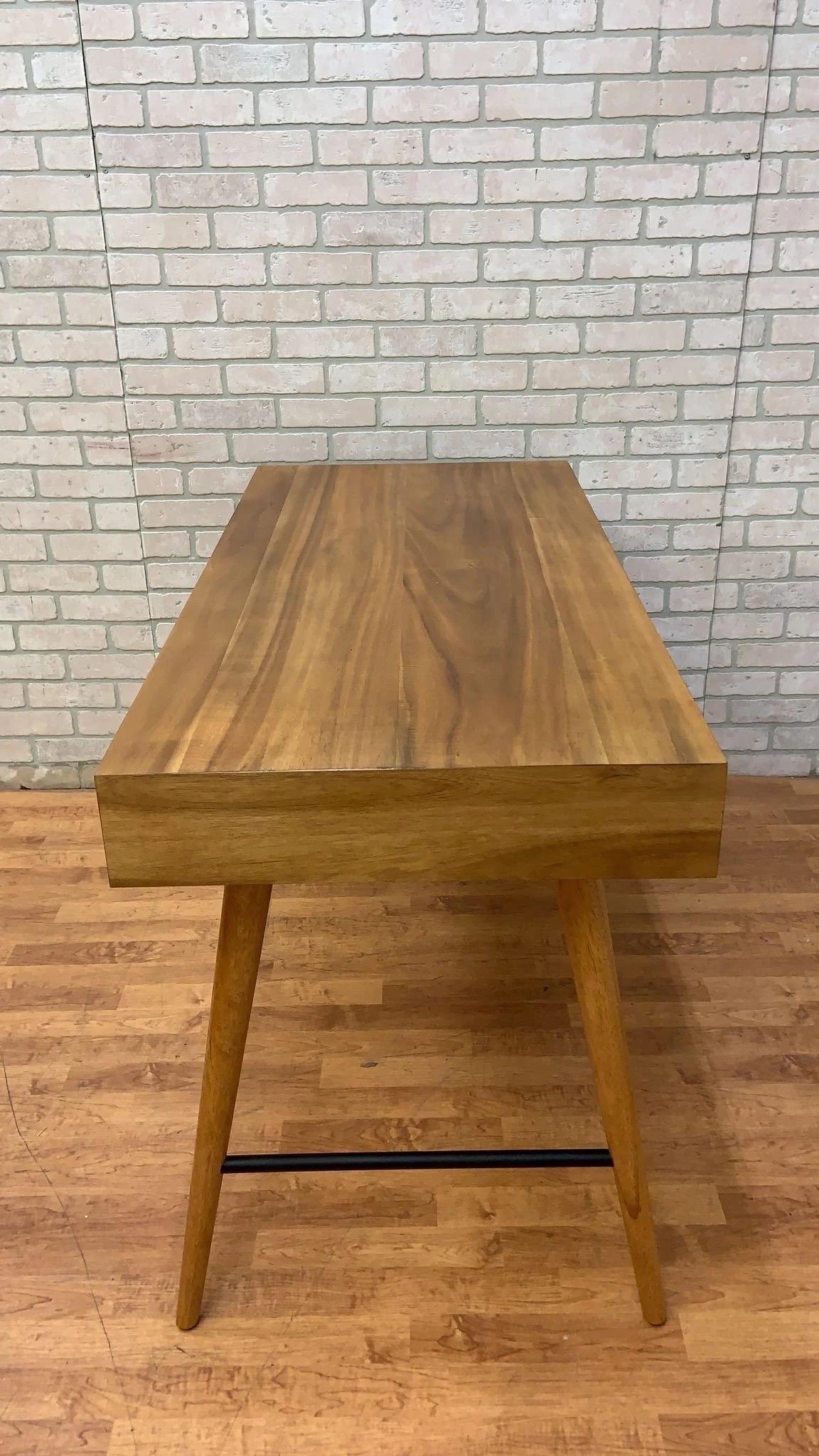 Roller One Co. Schreibtisch Tisch 

Dieser minimalistische Schreibtisch/Tisch mit drei Schubladen von Roller One Co. Ltd. wäre eine funktionale und elegante Ergänzung für Ihr Büro, ob zu Hause oder unterwegs. 

Der Artikel trägt das Label des