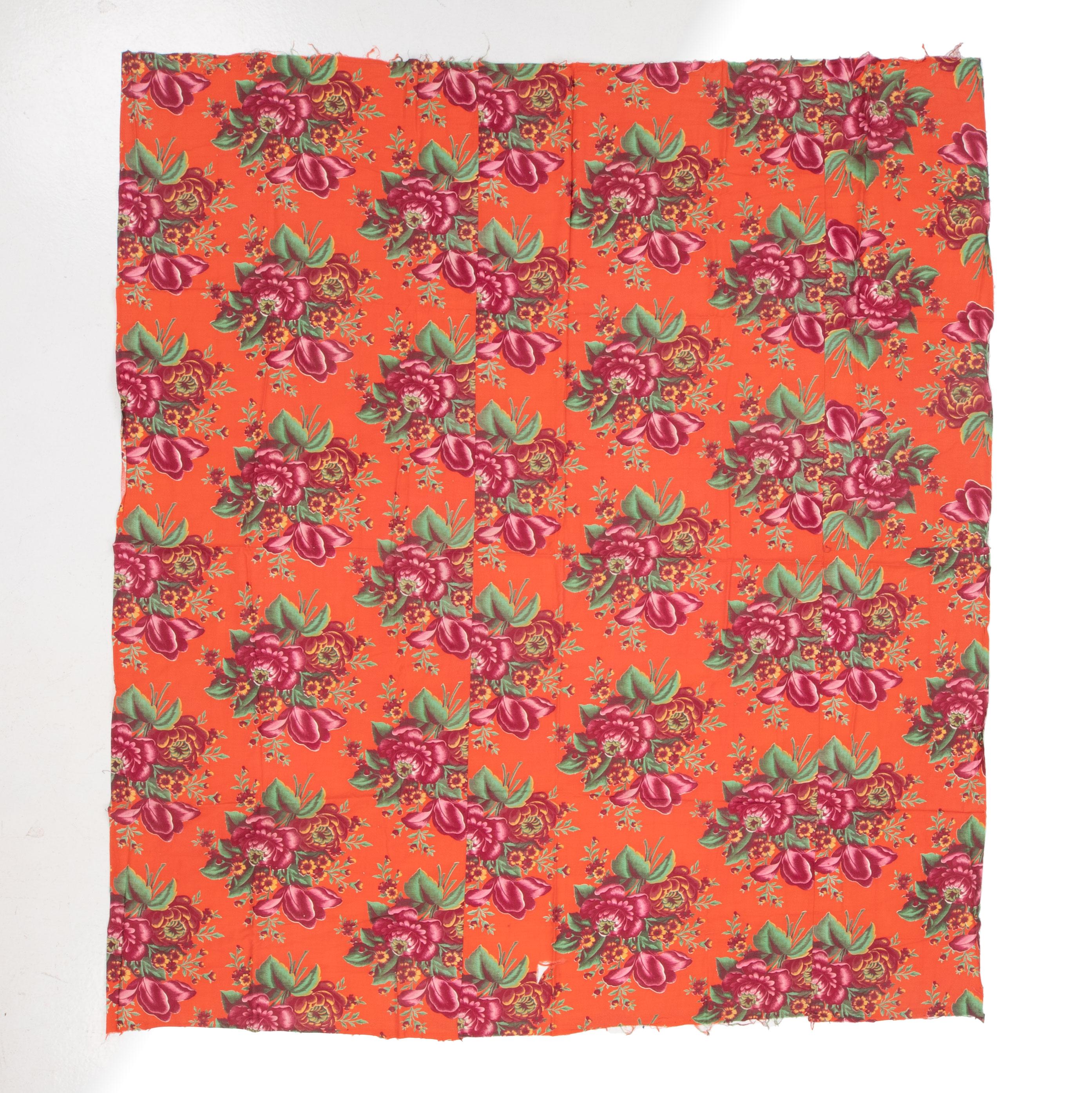 Les textiles russes imprimés au rouleau du milieu du XXe siècle occupaient une place à part sur le marché d'Asie centrale, incarnant une fusion vibrante de l'expression artistique et de la fonctionnalité utilitaire. Ces textiles se caractérisent par