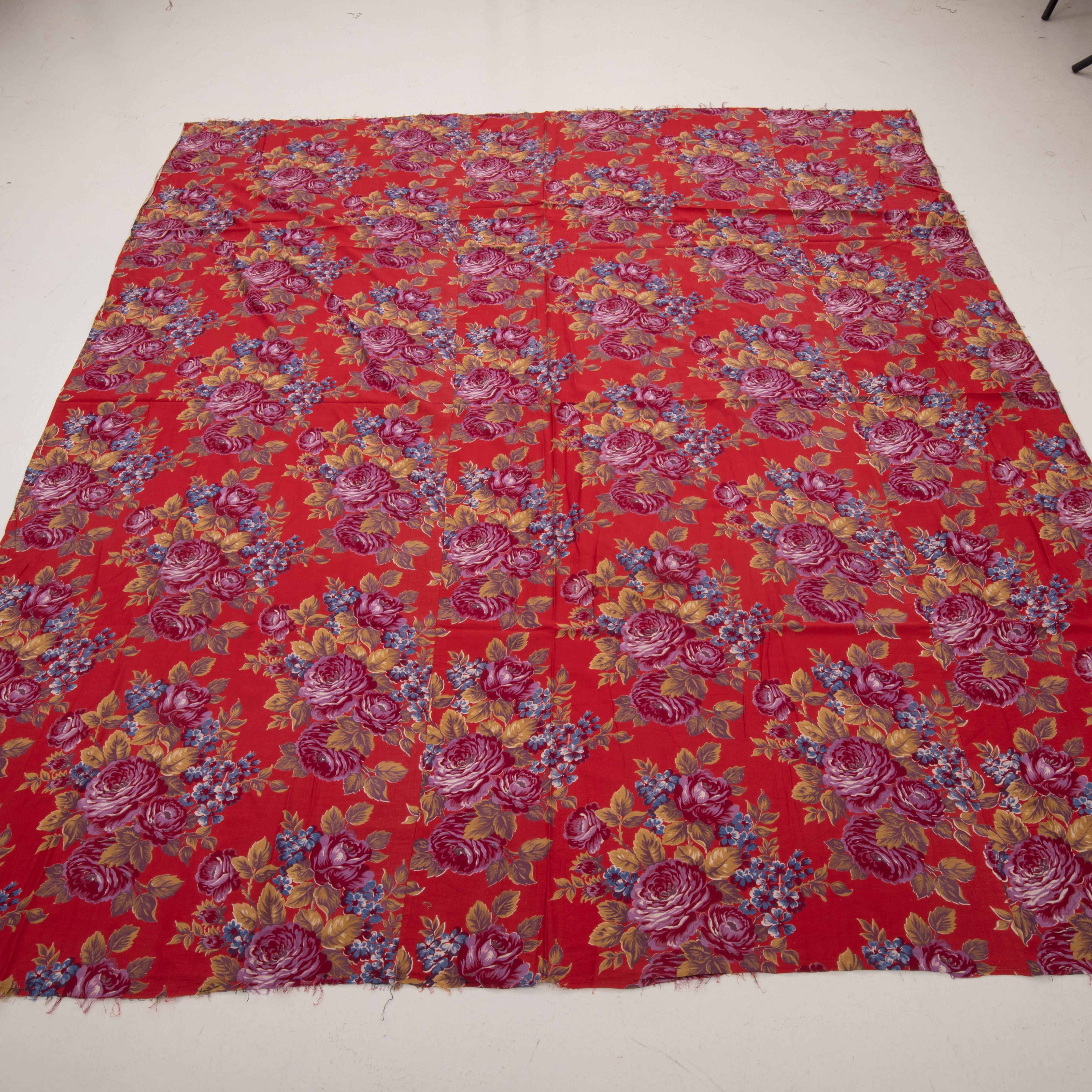 Les textiles russes imprimés au rouleau du milieu du XXe siècle occupaient une place à part sur le marché d'Asie centrale, incarnant une fusion vibrante de l'expression artistique et de la fonctionnalité utilitaire. Ces textiles se caractérisent par