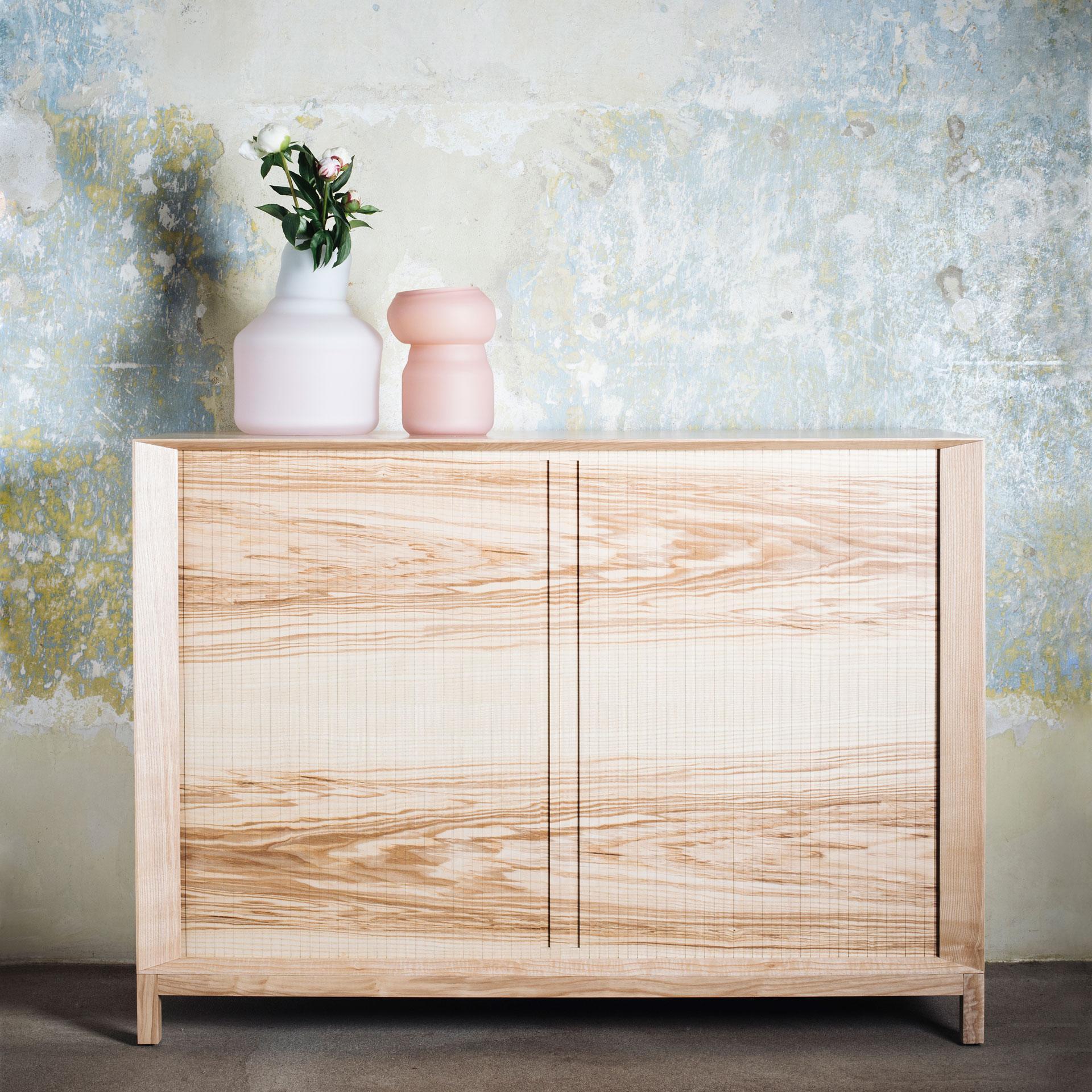 ROLLETA designed by Herrmann & Coufal and manufactured by local Czech design studio FUTURO presents the variety of ash tree drawings, craftsmanship and a specific opening system.
It was first presented at the Designblok Prague 2020 show and soon