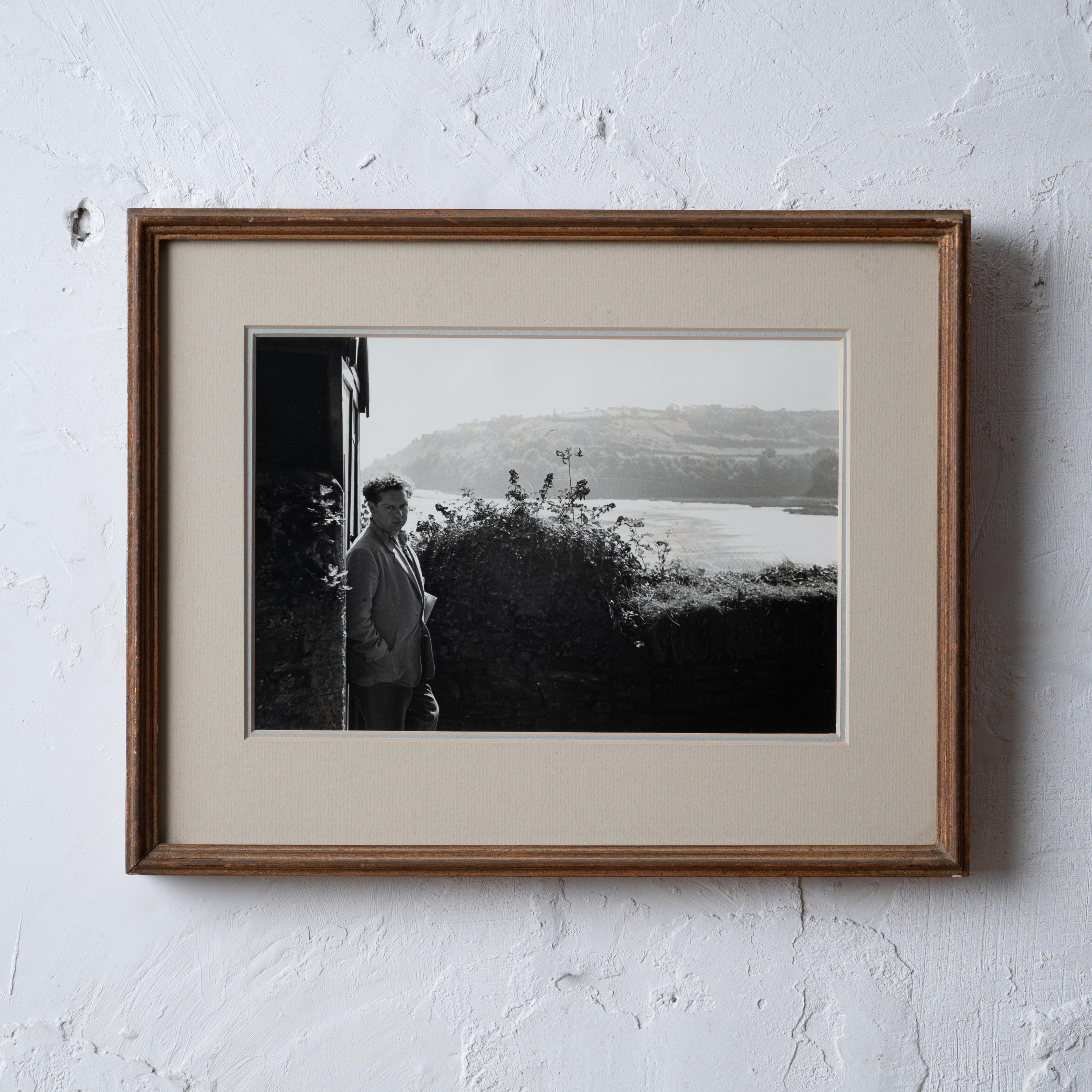 Rollie McKenna
(Américain, 1918-2003)

Portrait argentique du poète gallois Dylan Thomas imprimé par l'artiste et offert avec une note personnelle au verso, vers 1980.

vue : 9 ¼ par 6 ¼ pouces
cadre : 13 ¼ par 10 ½ pouces

