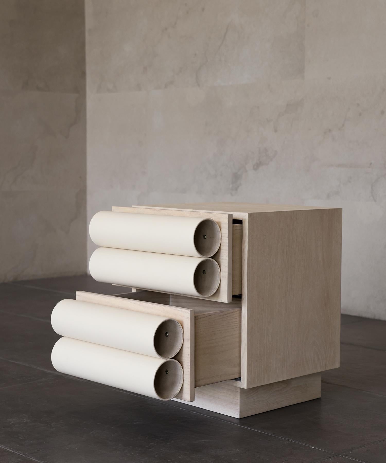 Moderne ROLLIN NIGHTSTAND - Chêne blanchi par SHO MODERN en vente