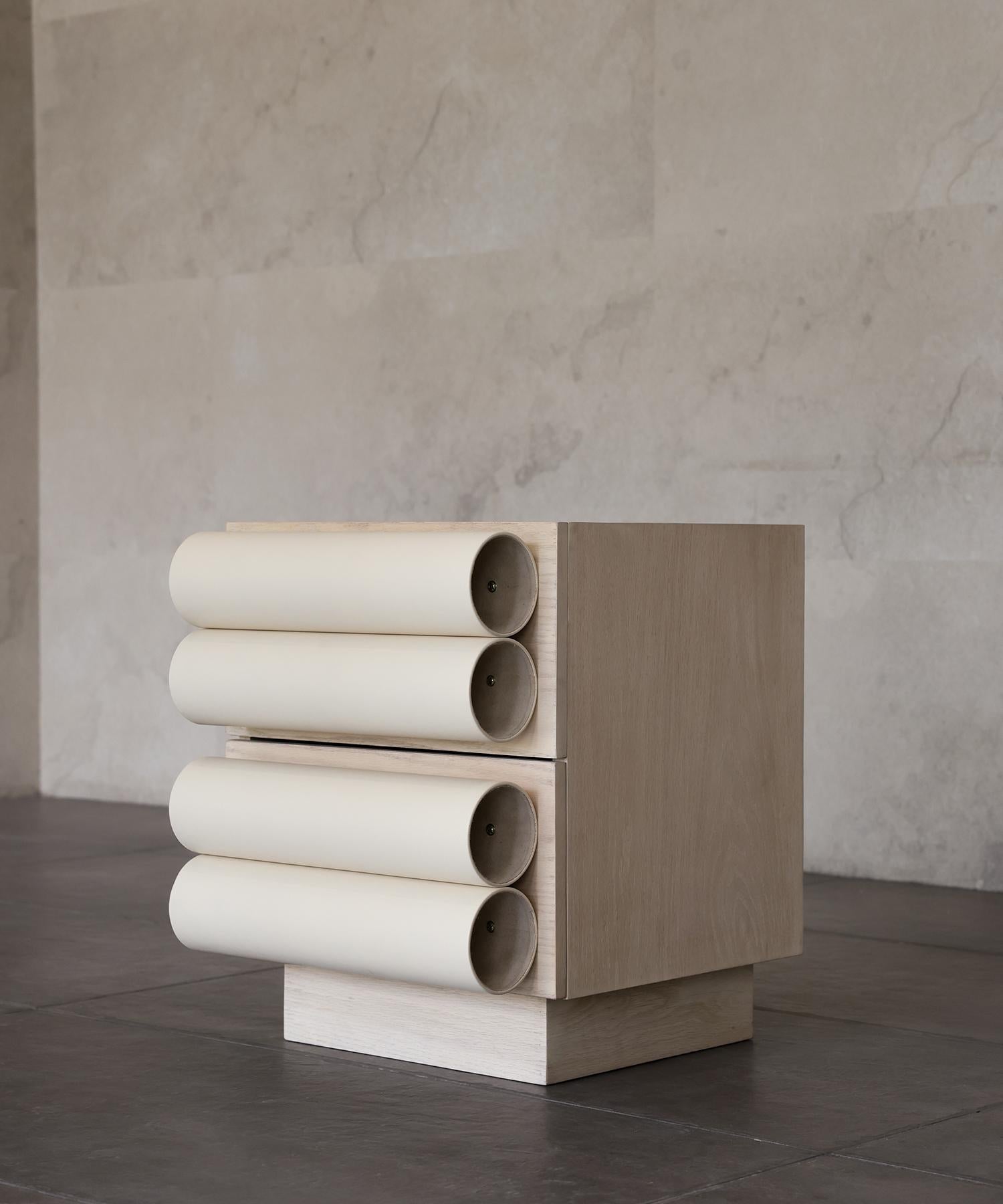 Indien ROLLIN NIGHTSTAND - Chêne blanchi par SHO MODERN en vente