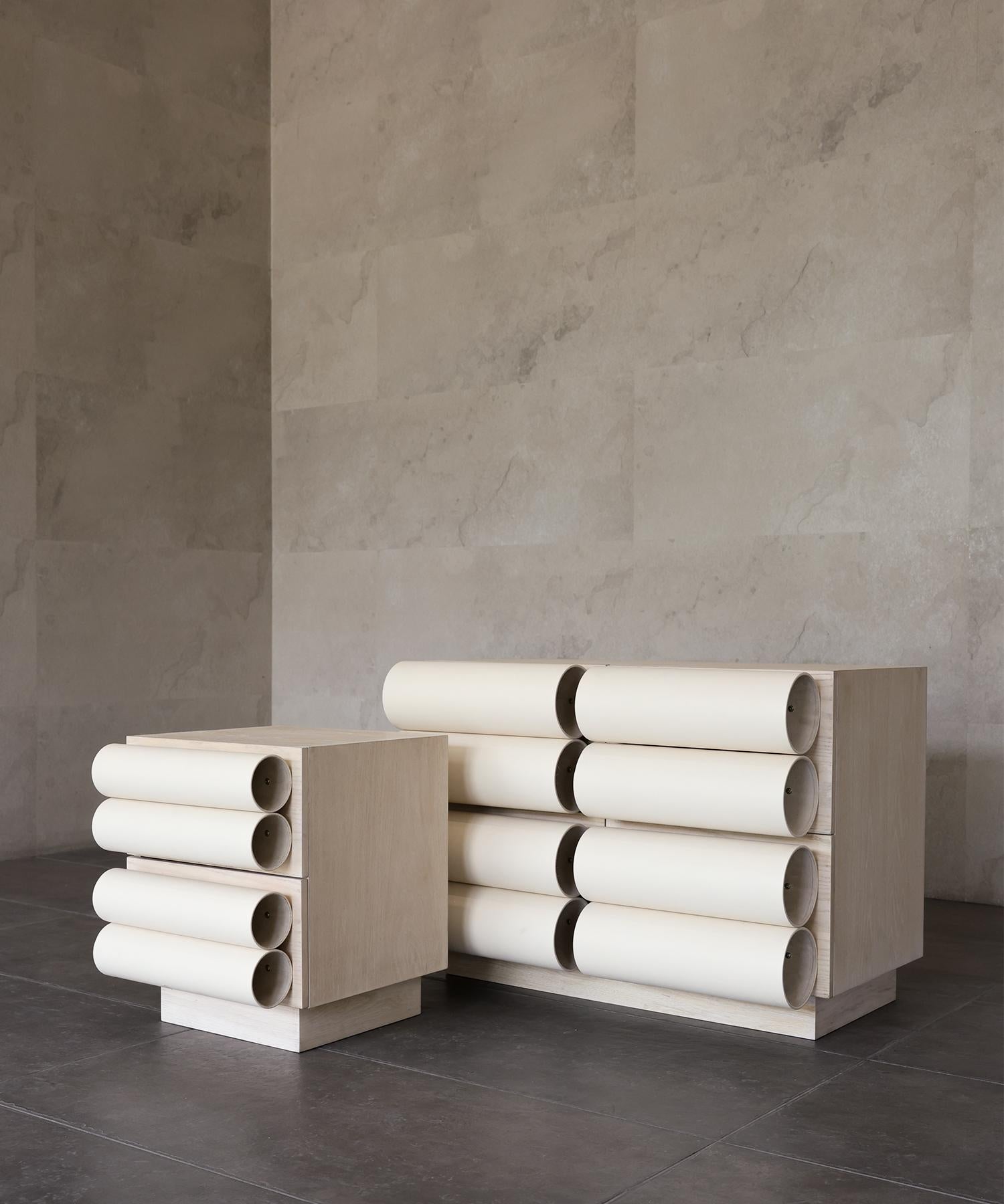 XXIe siècle et contemporain ROLLIN NIGHTSTAND - Chêne blanchi par SHO MODERN en vente