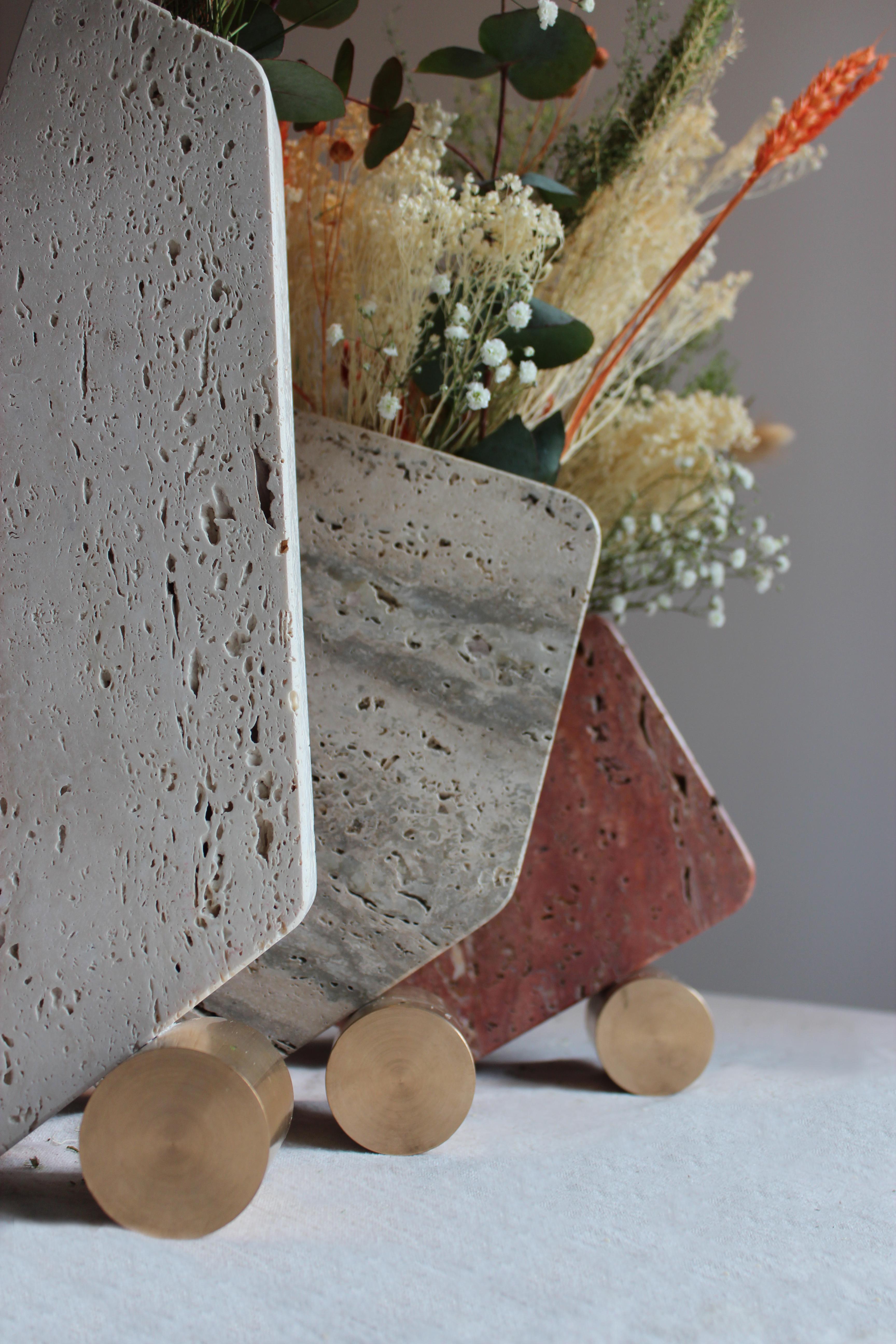 Vaso Rollin #1 di Dam Atelier A scultura italiana contemporanea in bronzo travertino in vendita 1