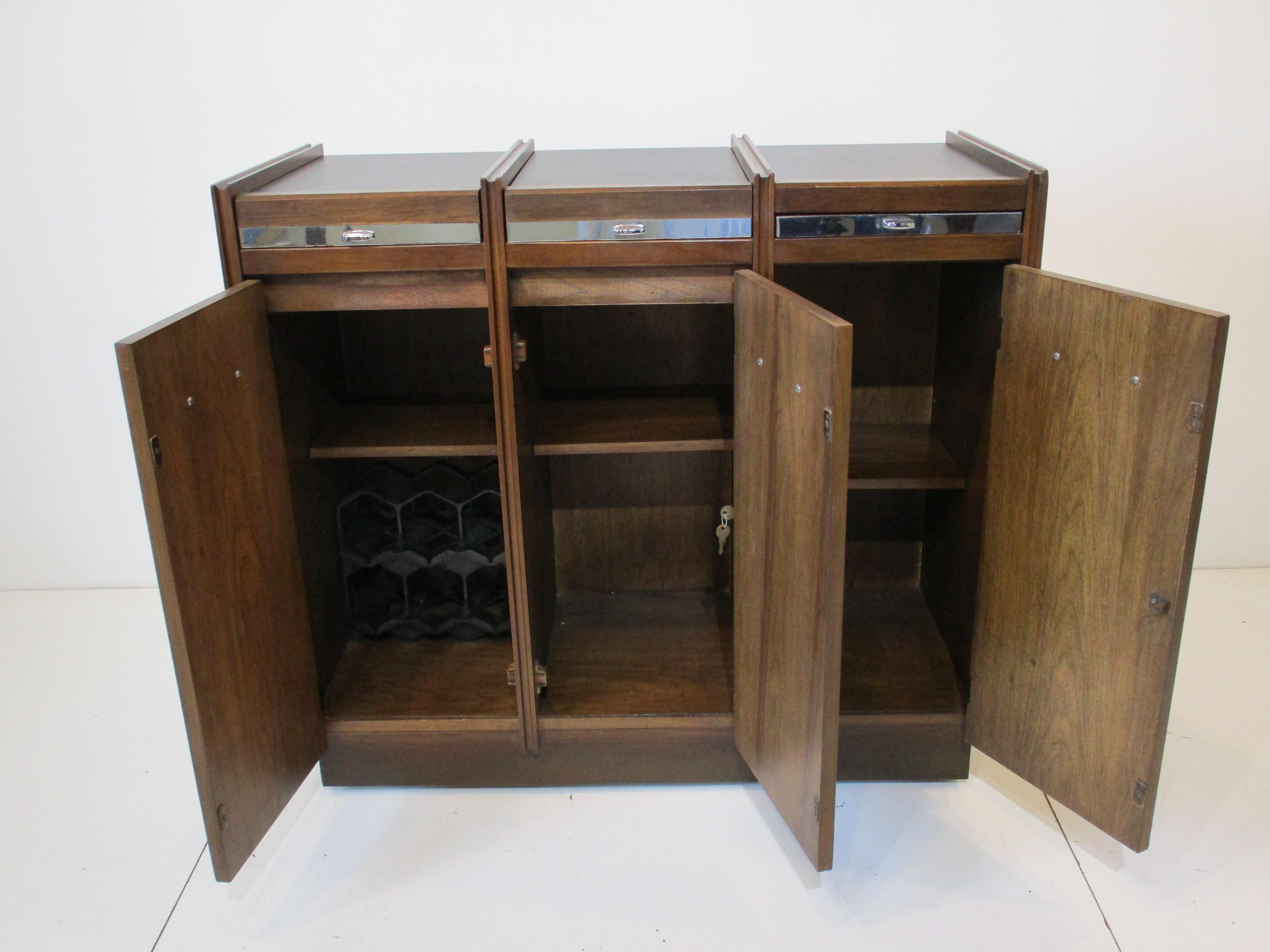 Rolling Bar / Server Cabinet in the Style of Dunbar, Sprunger For Sale 2