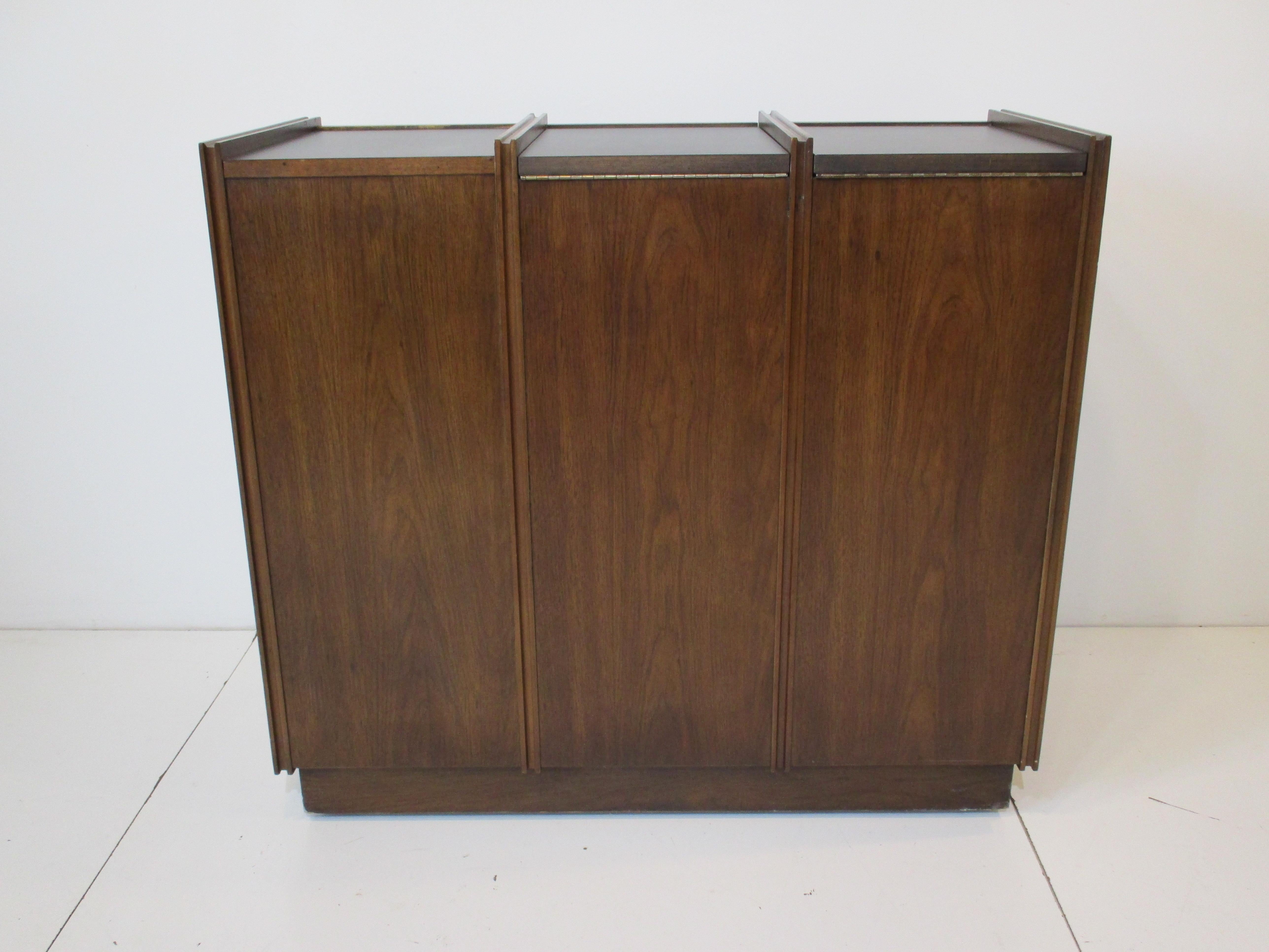 Rolling Bar / Server Cabinet in the Style of Dunbar, Sprunger For Sale 4