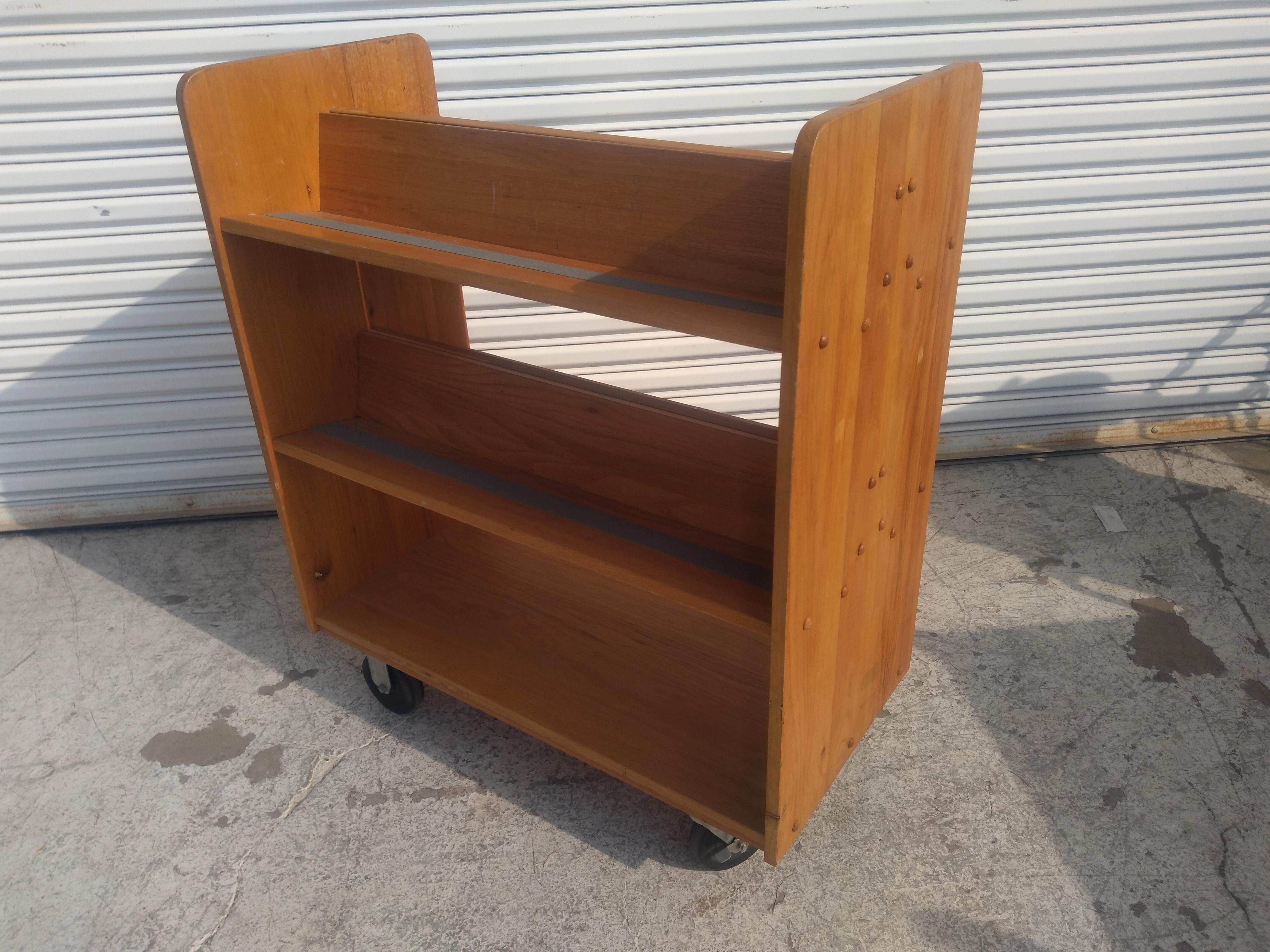 Libreria a rotelle con ripiani inclinati In condizioni buone in vendita a Pasadena, TX