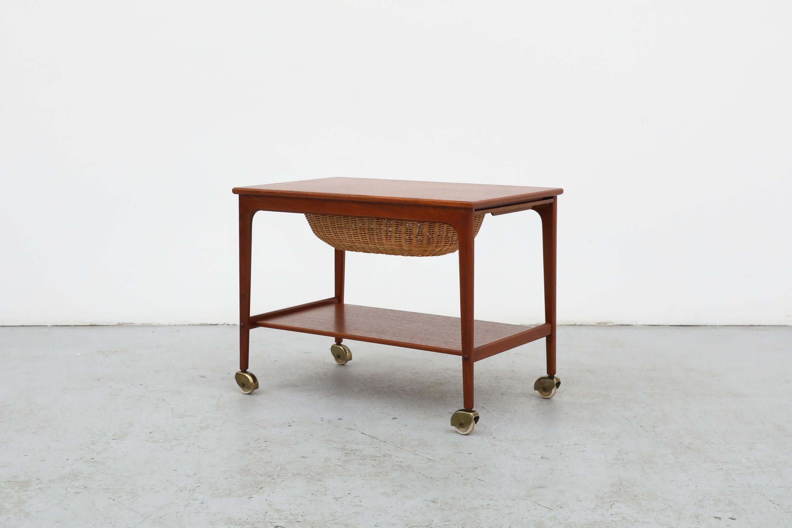 Mid-Century Modern Table de couture danoise roulante en teck et laiton ou chariot de bar avec panier coulissant en vente