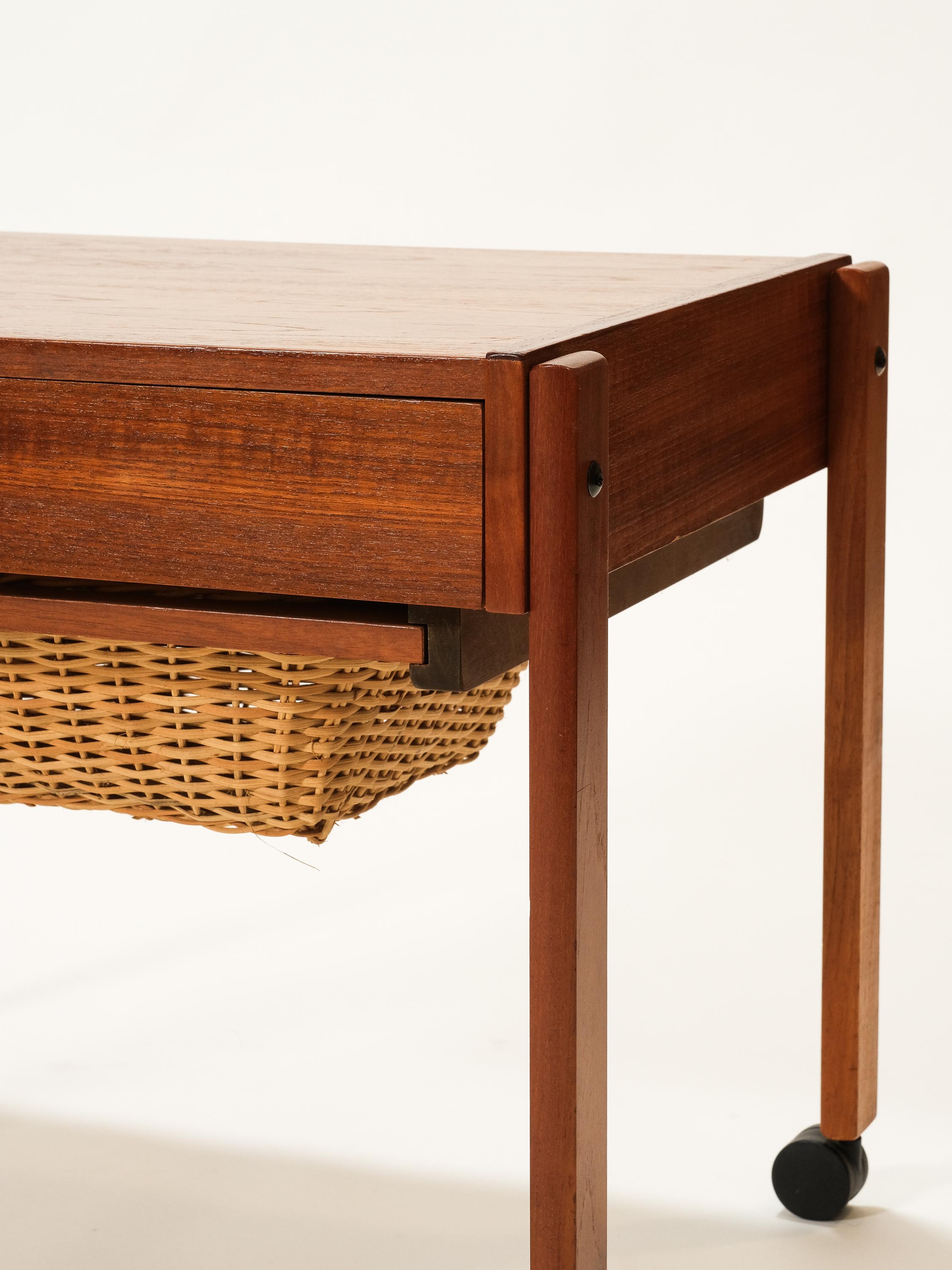 Rolling Danish Teak Sewing Table or Bar Cart with Slide Out Rattan Basket, 1960s In Good Condition For Sale In Karis, Nyland