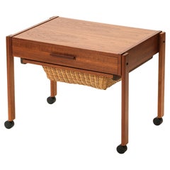 Mesa de costura o carrito de bar danés rodante de teca con cesta deslizante de ratán, años 60