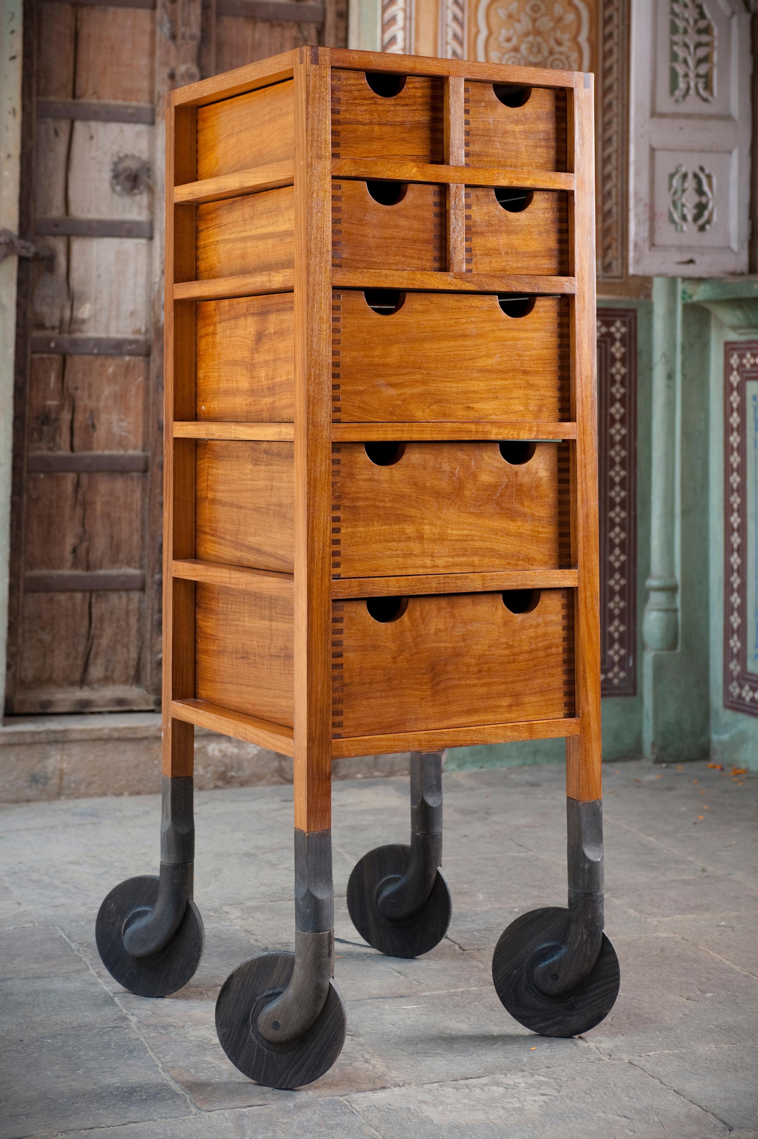 AKMD Rollende Kommode „High, Dark Wood“ aus Massivholz mit Holzrollen im Zustand „Neu“ im Angebot in Chicago, IL