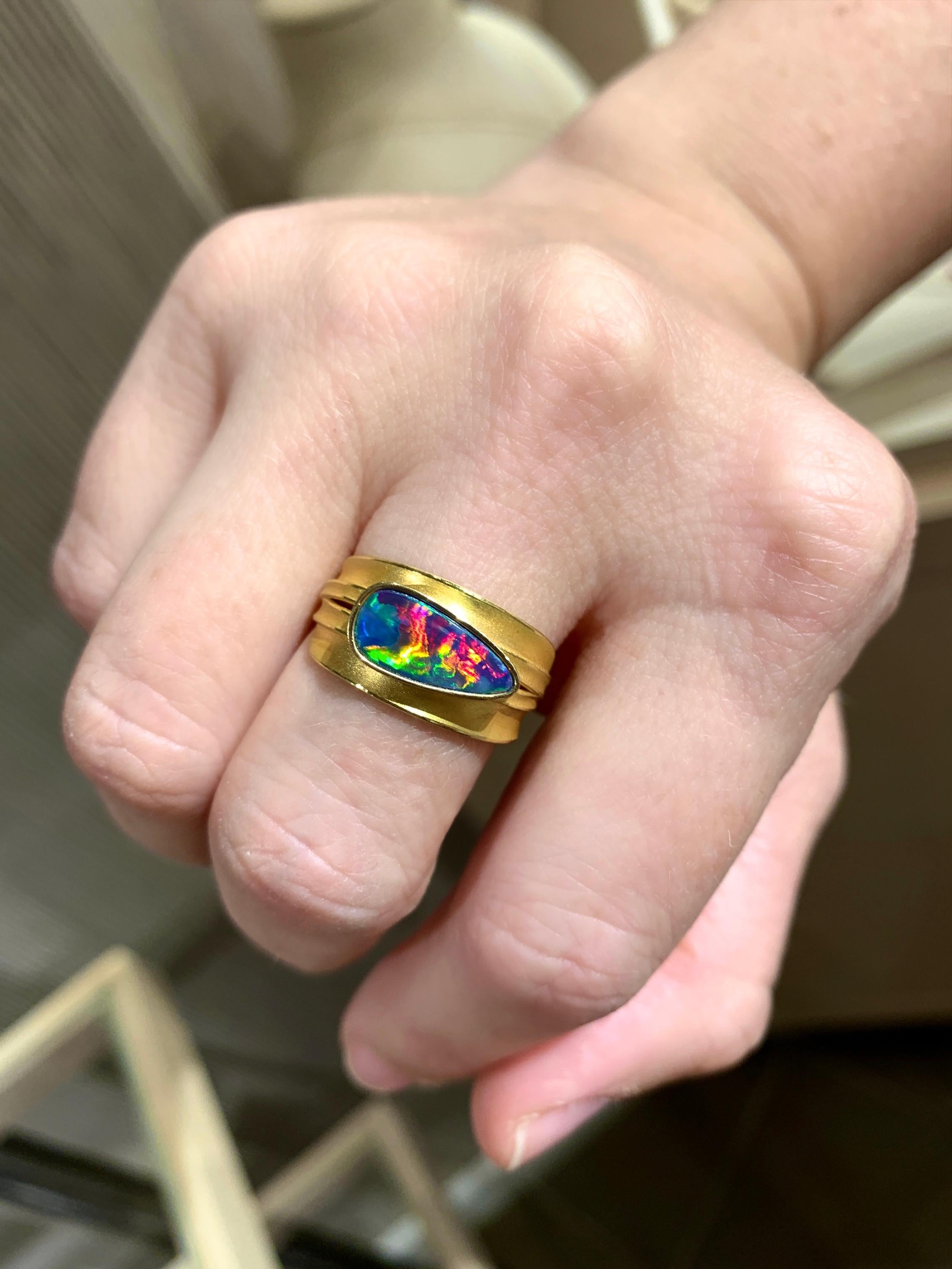 Dieser einzigartige Ring wurde von der preisgekrönten Schmuckdesignerin Barbara Heinrich von Hand aus mattem und hochglanzpoliertem 18-karätigem Gelbgold gefertigt. Er zeigt einen außergewöhnlichen, unregelmäßig geformten, in Ost-West-Richtung
