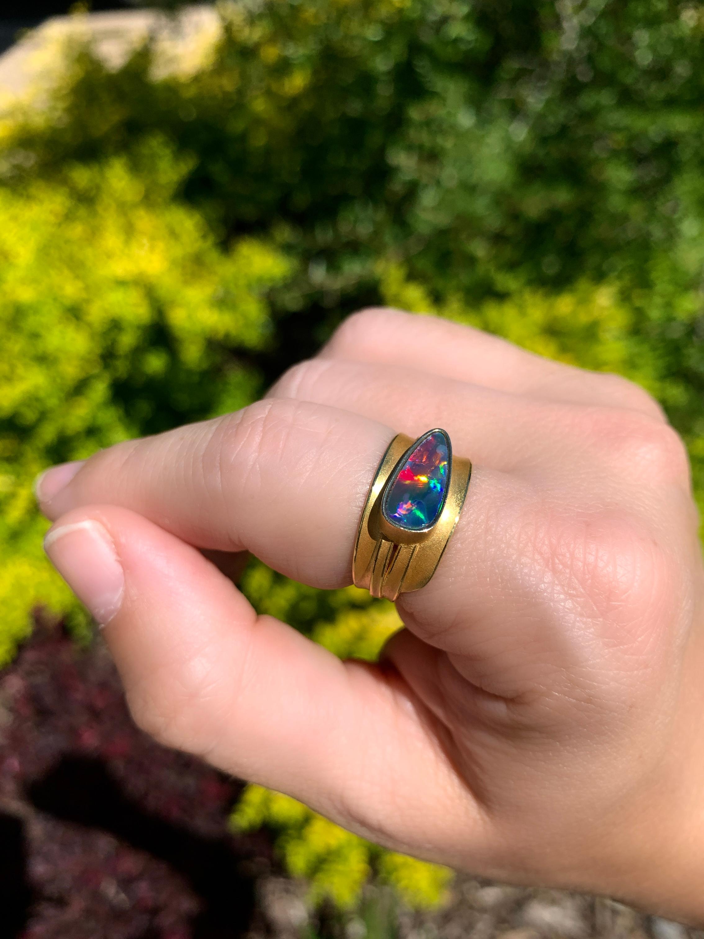 Rolling Flash Opal Gold Blade of Grass One of a Kind Ring, Barbara Heinrich 2024 (Zeitgenössisch)