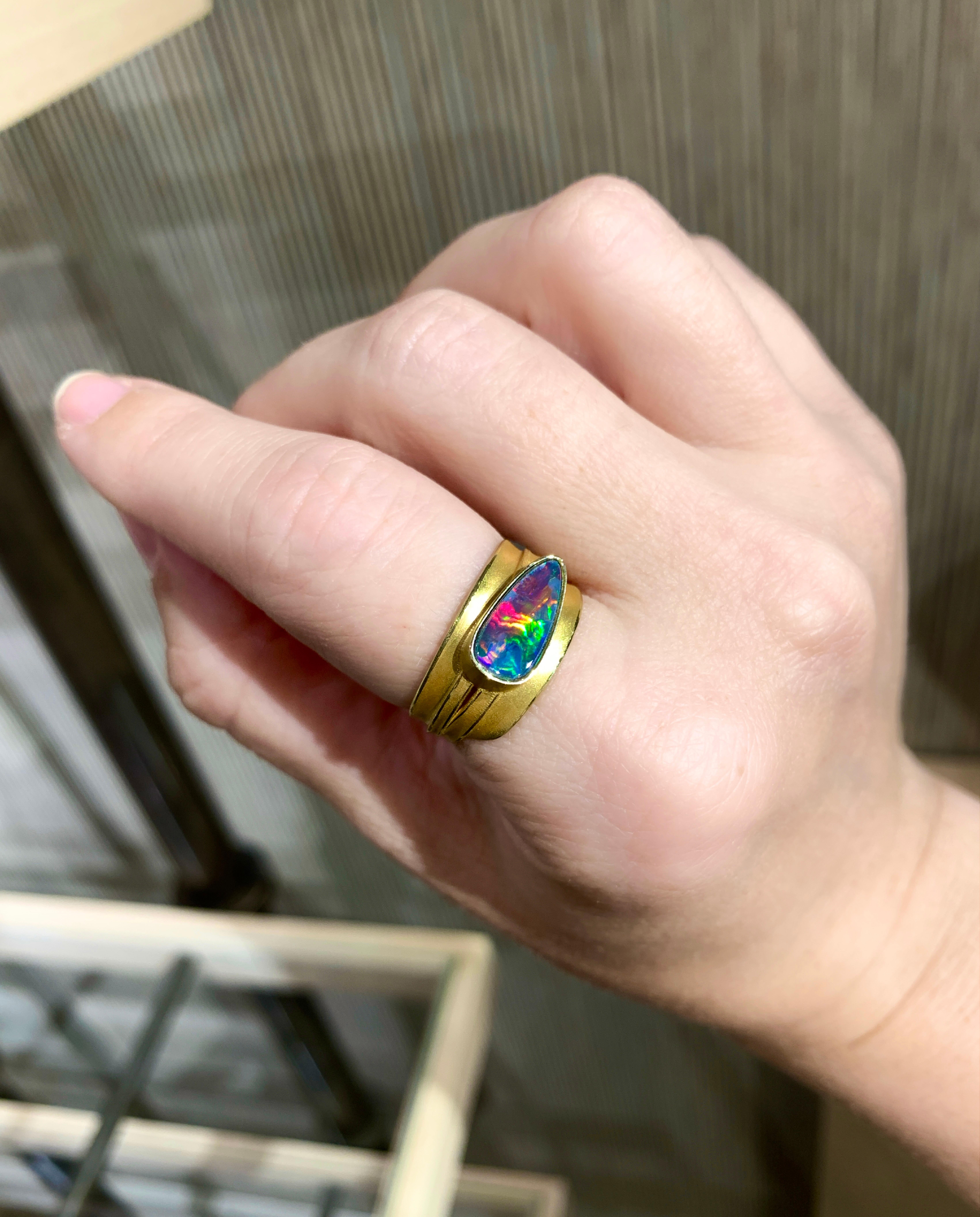 Rolling Flash Opal Gold Blade of Grass One of a Kind Ring, Barbara Heinrich 2024 (Gewalkt)