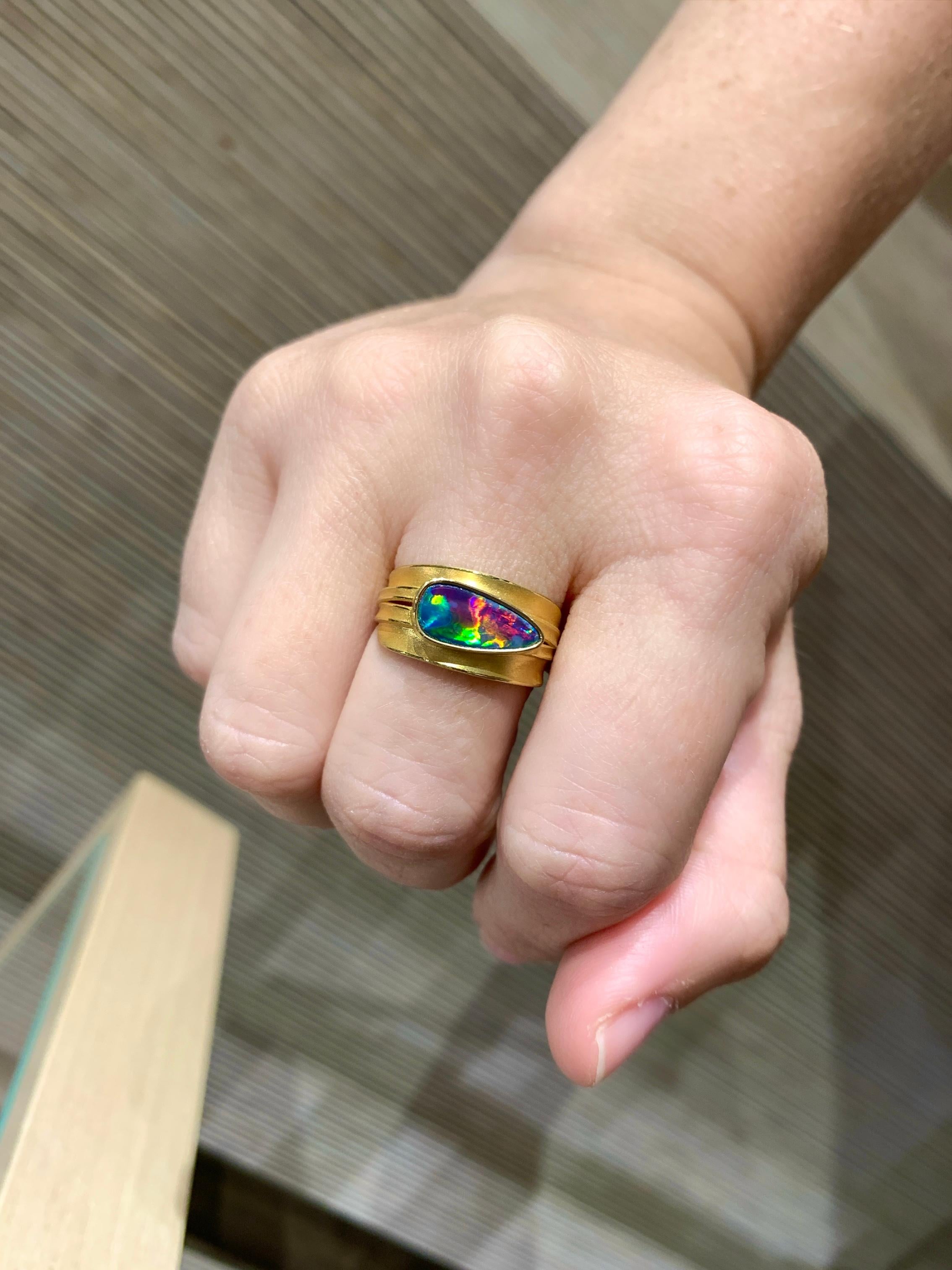 Rolling Flash Opal Gold Blade of Grass One of a Kind Ring, Barbara Heinrich 2024 im Zustand „Neu“ in Dallas, TX