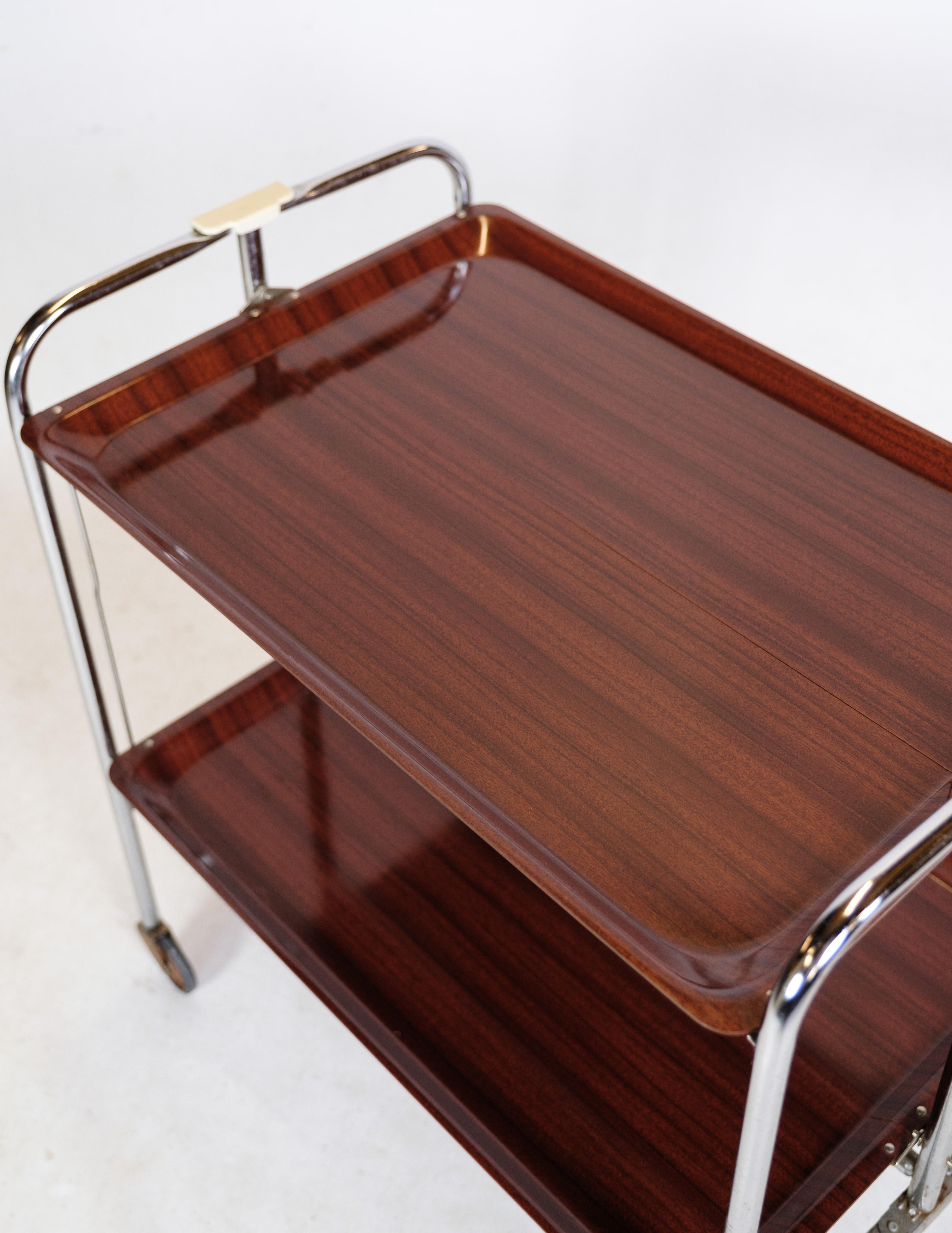 Rolling-Tisch aus Chrom mit Imitation-Mahogani-Oberfläche und Rädern.  (Dänisch) im Angebot