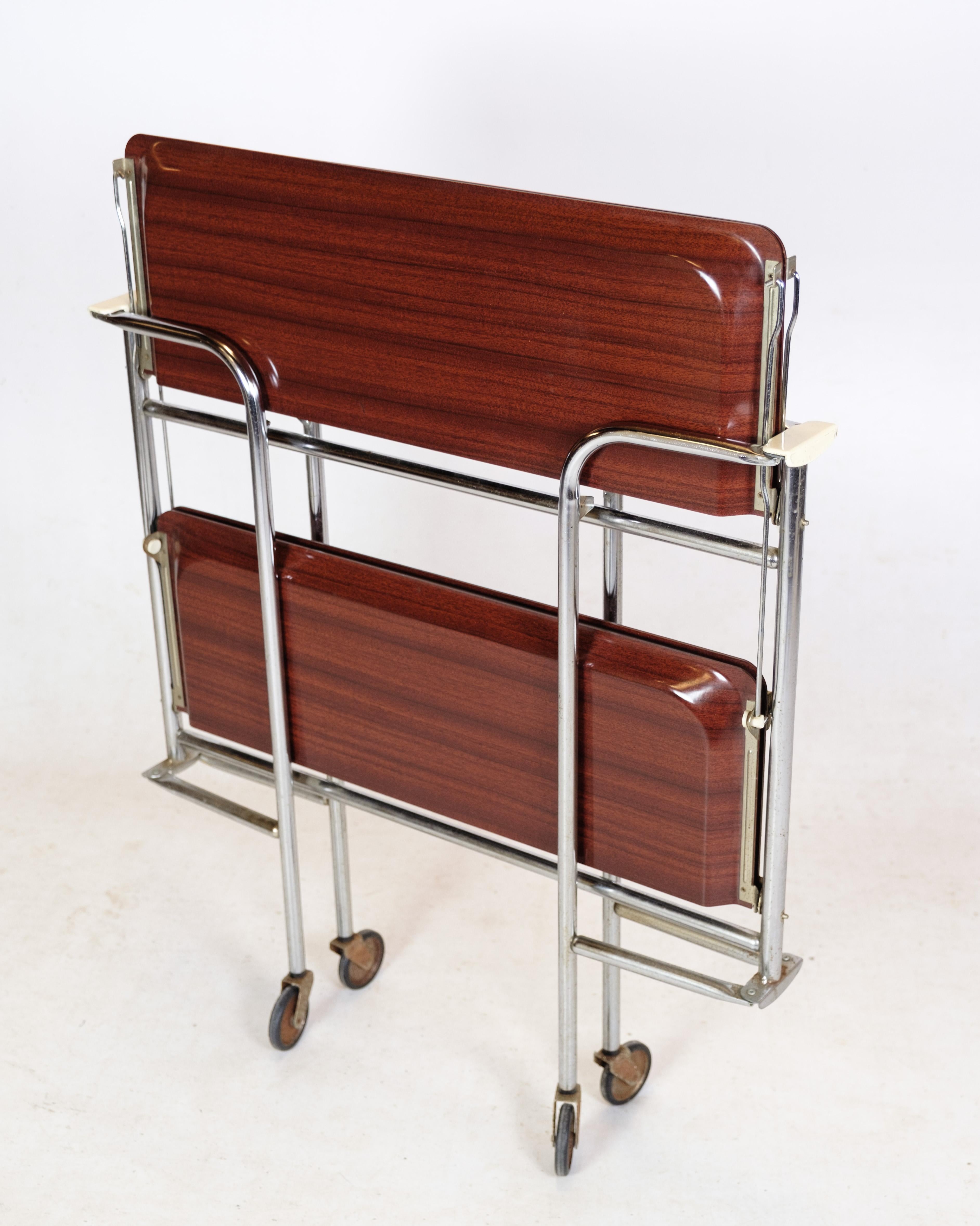 Rolling-Tisch aus Chrom mit Imitation-Mahogani-Oberfläche und Rädern.  (Ende des 20. Jahrhunderts) im Angebot