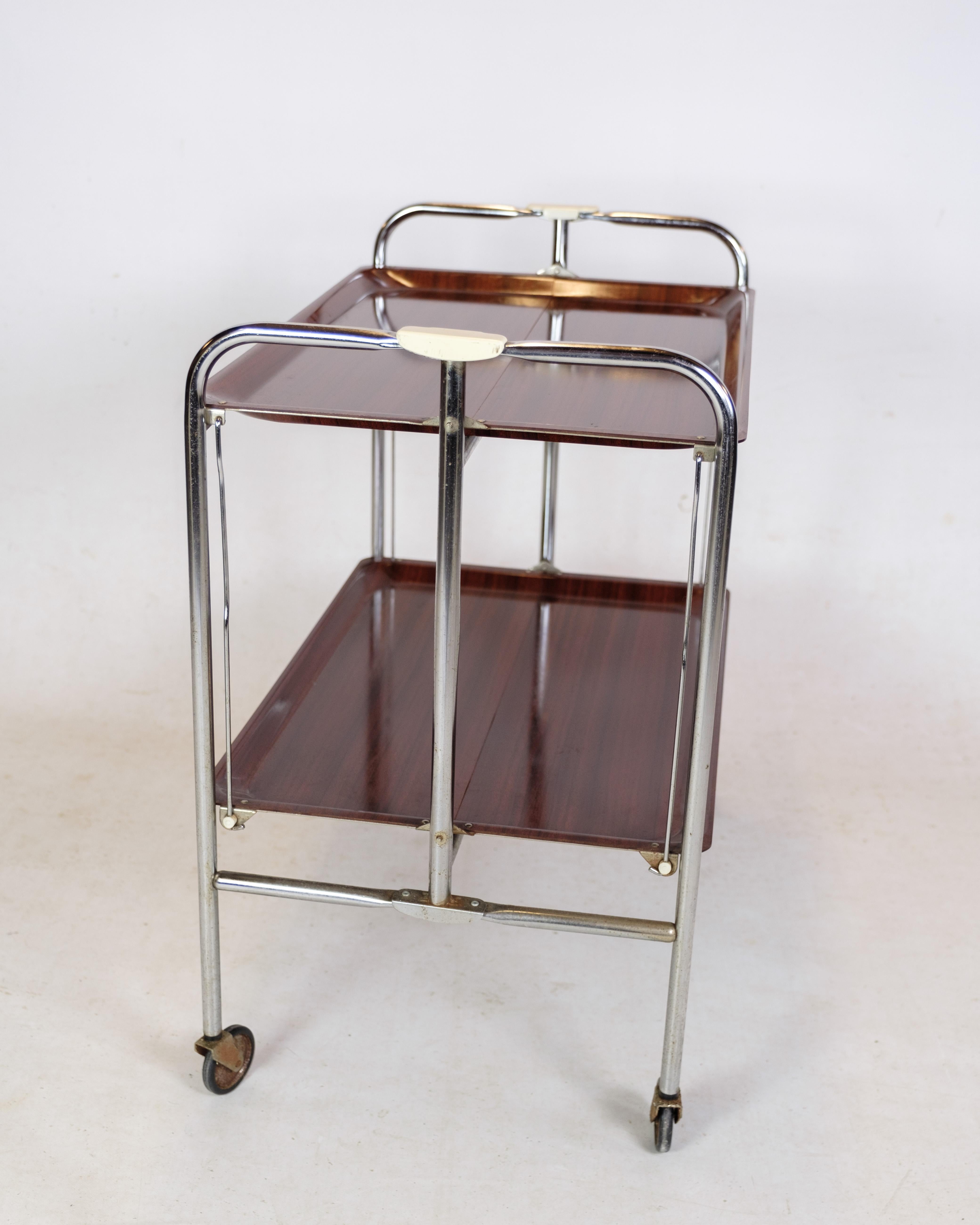 Rolling-Tisch aus Chrom mit Imitation-Mahogani-Oberfläche und Rädern.  im Angebot 2