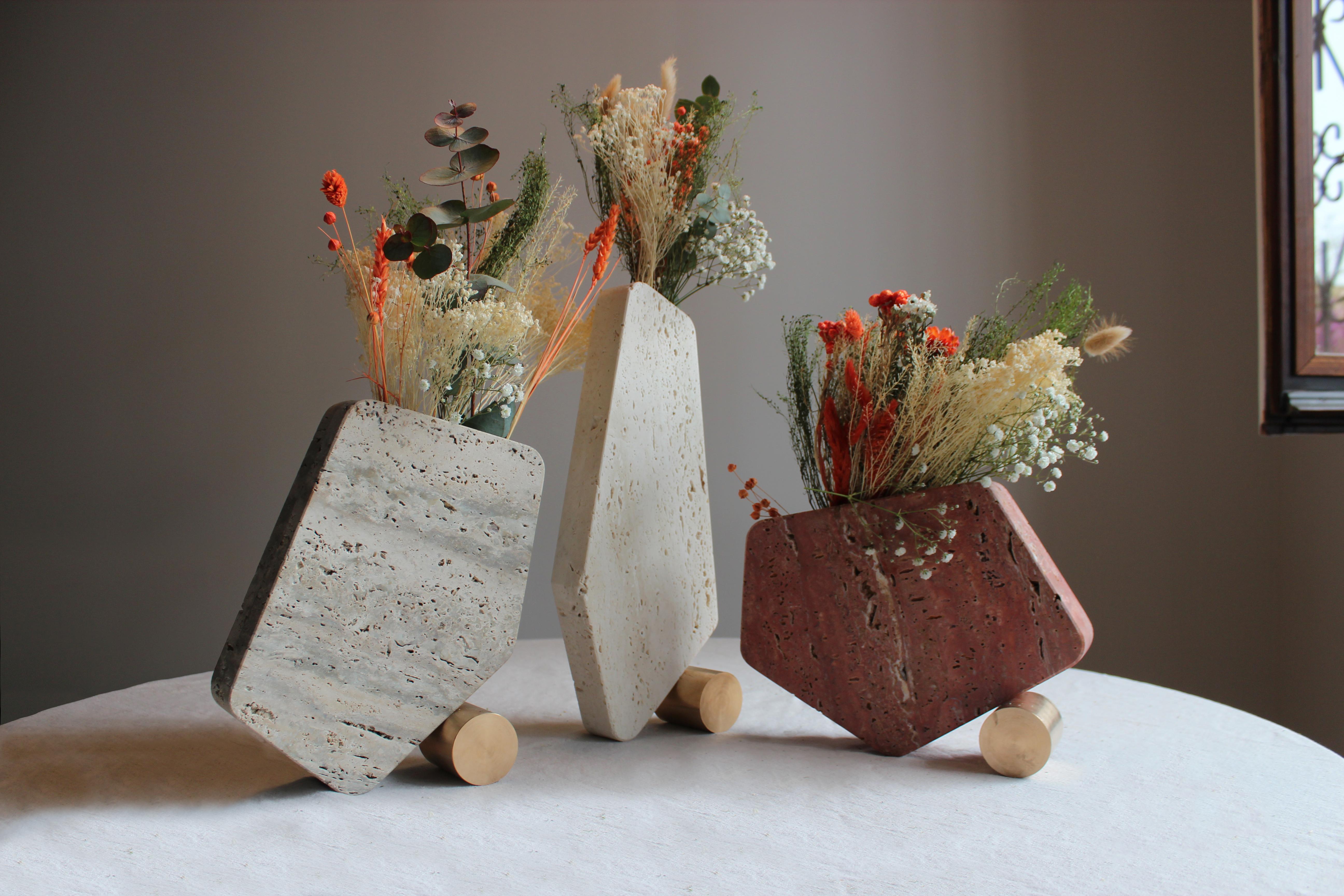 Die Rolling Vase #2 ist das Ergebnis einer skulpturalen Arbeit, die in unserem Atelier entstanden ist, um einen Dialog zwischen zwei sehr unterschiedlichen und kontrastreichen Materialien herzustellen. Der Travertin präsentiert sich in seiner