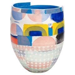 Vase à motifs roses et bleus, Corinna Petra Friedrich