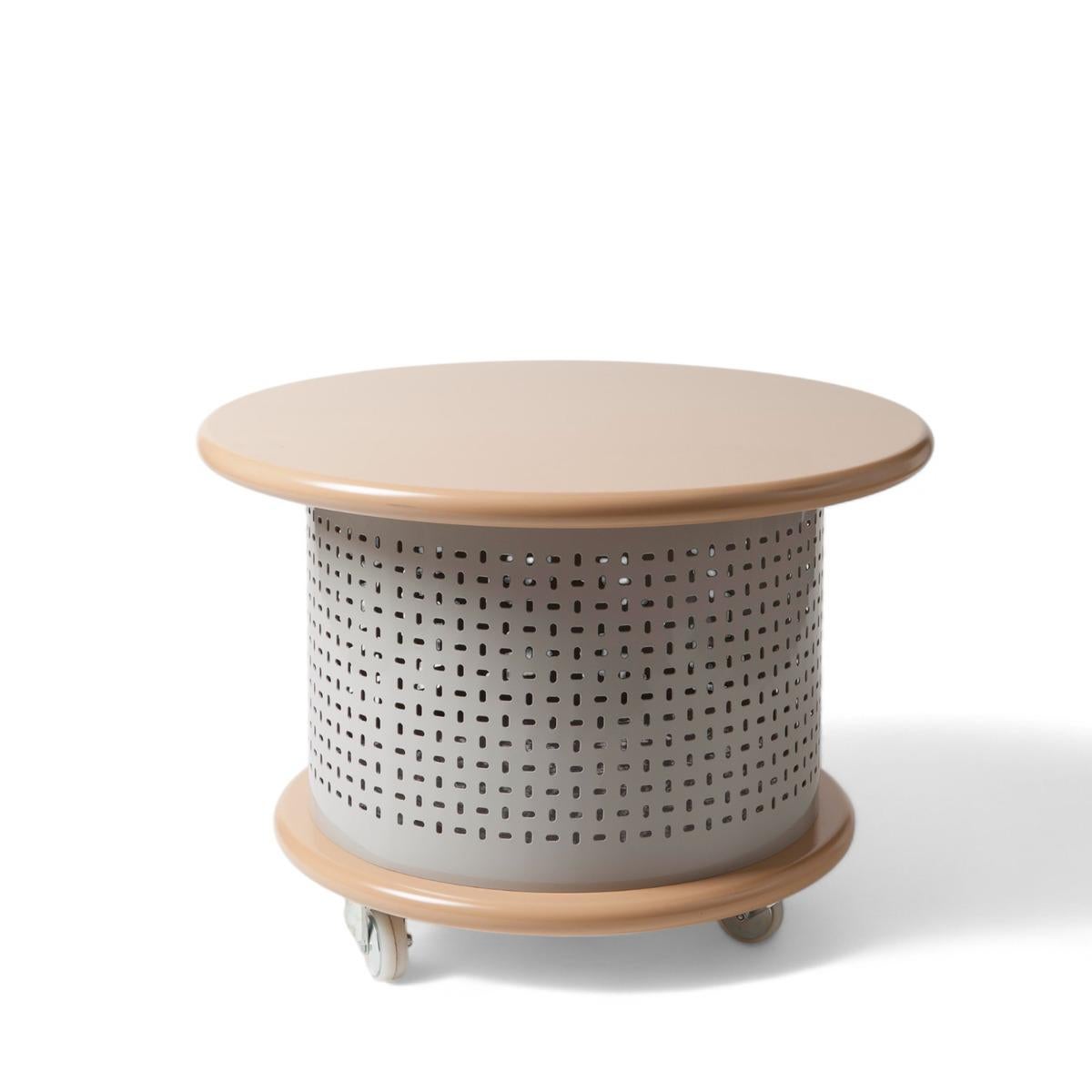 La mesa *Rollo* (1991) de Martin Visser es un sorprendente ejemplo de diseño posmoderno tardío, que combina funcionalidad con estética experimental. Fabricada en MDF lacado y metal perforado, tiene ruedas de goma para mayor movilidad, lo que pone de