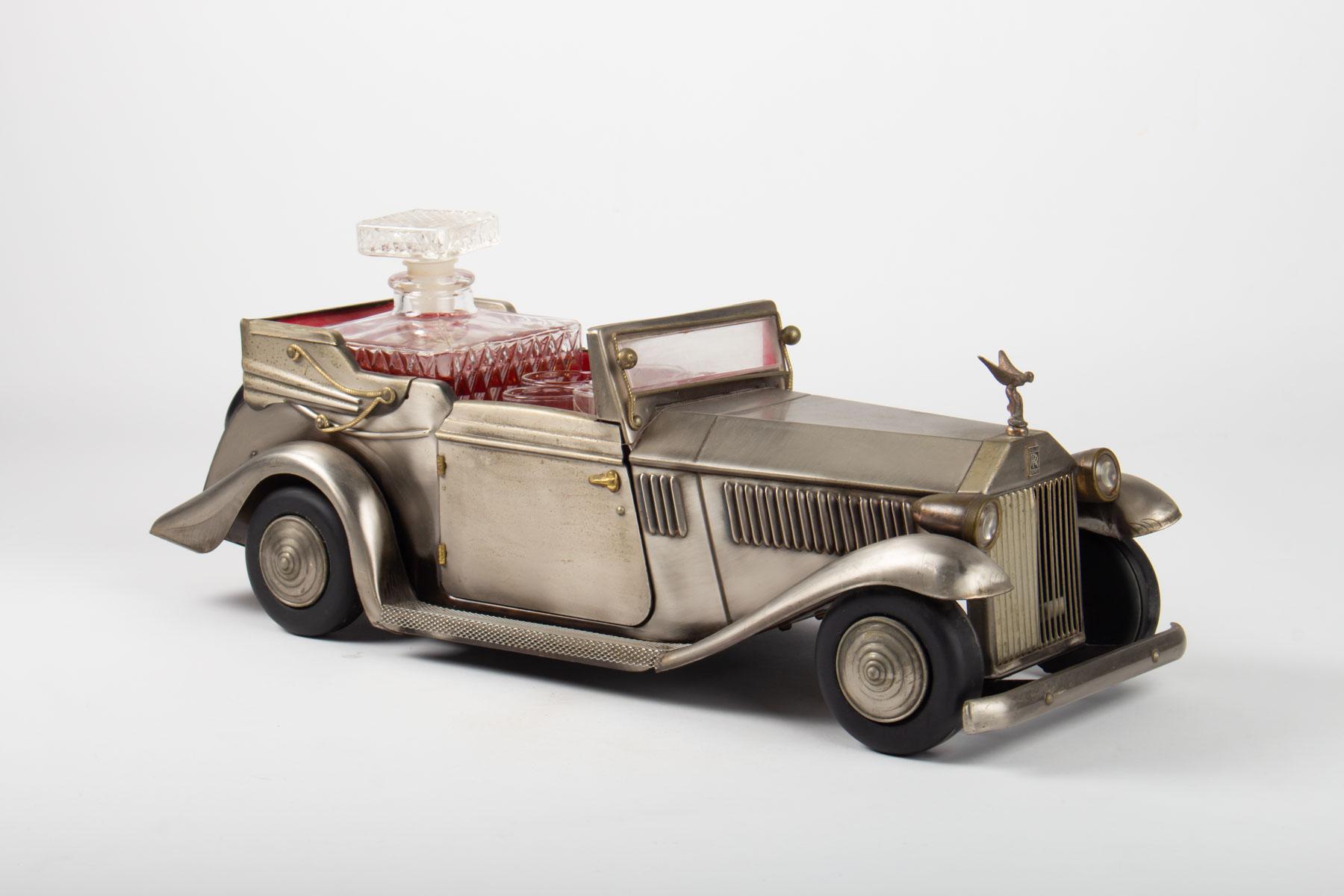 Rolls-Royce in metal, 1920-1930, Art Deco period, with its carafe, 6 glasses, music box when the Carafe is removed, automatically turns on, it goes up with the rear backup wheel.
Measures: H 15cm, W 43cm, W 16cm.
