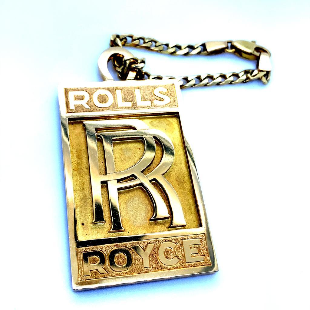 A Rolls Royce vintage 18 karat yellow gold keyring, circa 1980

This rare keyring is designed as a solid 18 karat yellow gold gold rectangle, featuring the iconic Rolls Royce logo in plain polished yellow gold which stands out against the textured