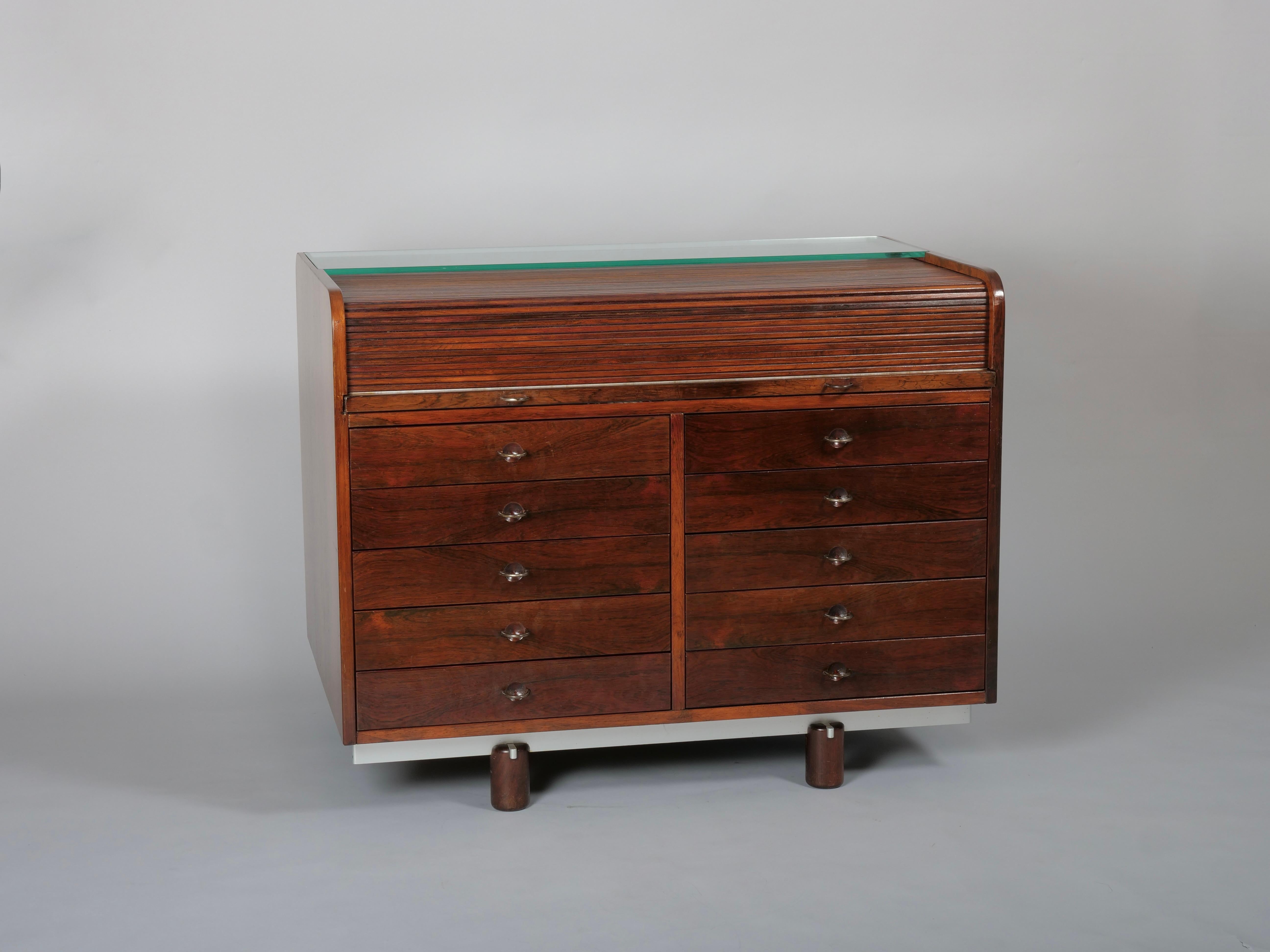Bureau à cylindre du milieu du siècle magnifiquement restauré. Italie c1960

Belle patine chaude du bois. Surface d'écriture en cuir, boîtes en acrylique, 