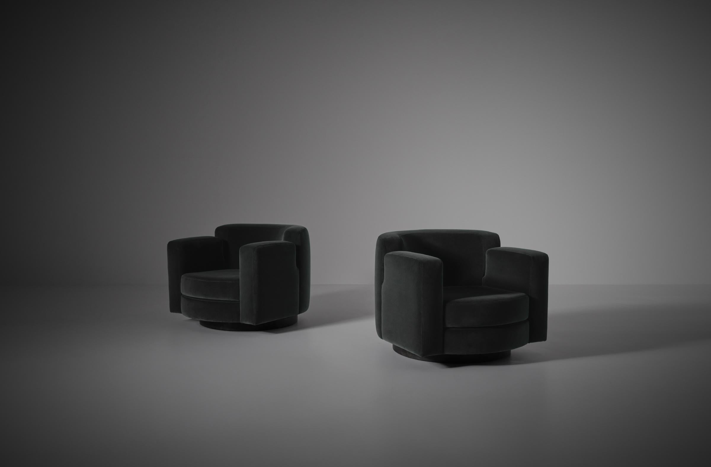 Pair of lounge chairs model ‘Rolly’ by Luciano Frigerio, Italy 1968. The chairs are featured with a round solid stained wooden swivel base and are upholstered in dark grey - greenish velvet.
Very comfortable chairs in good condition.