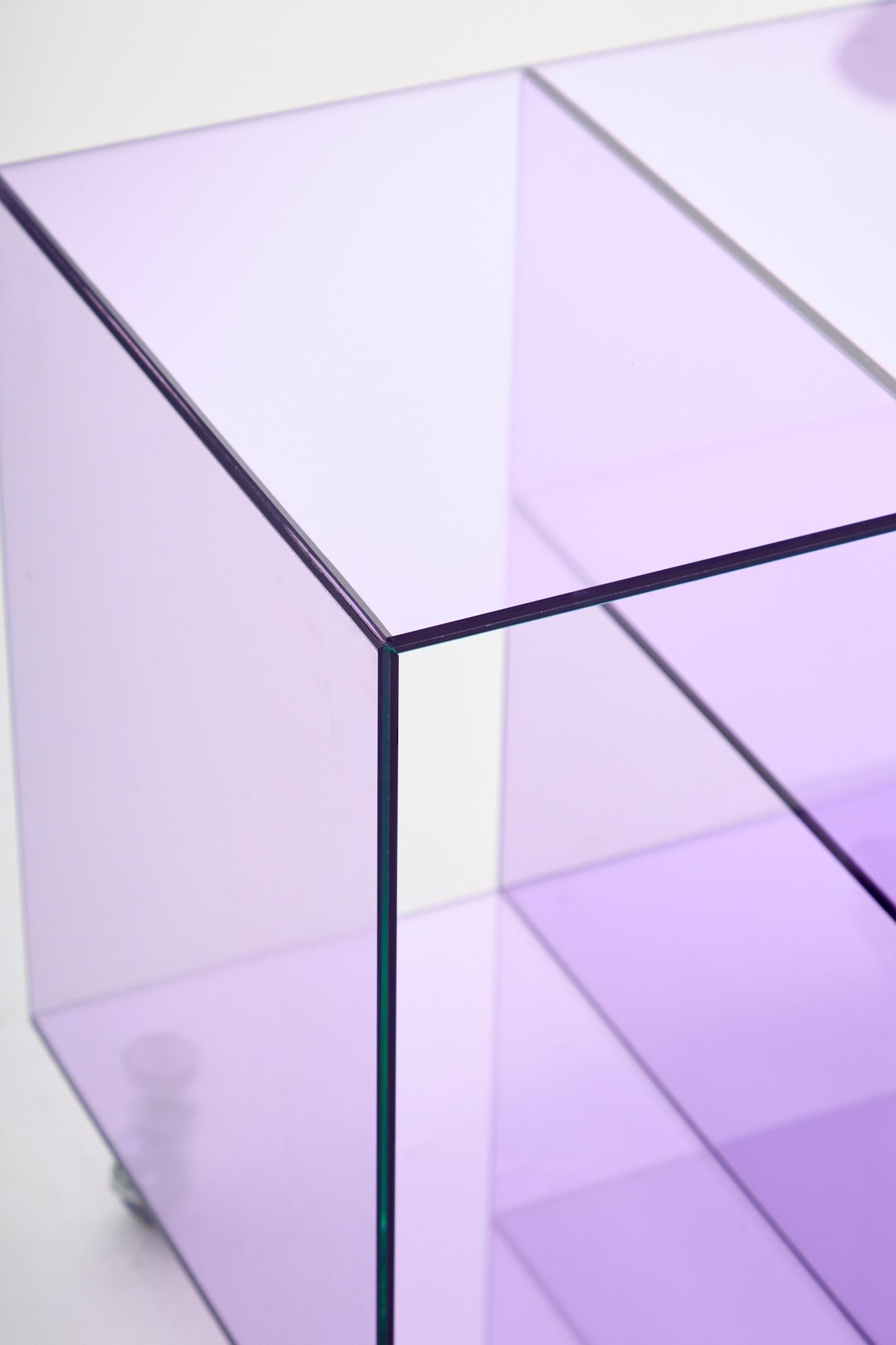 Moderne Roly Midi Tablette roulante en verre lilas en vente