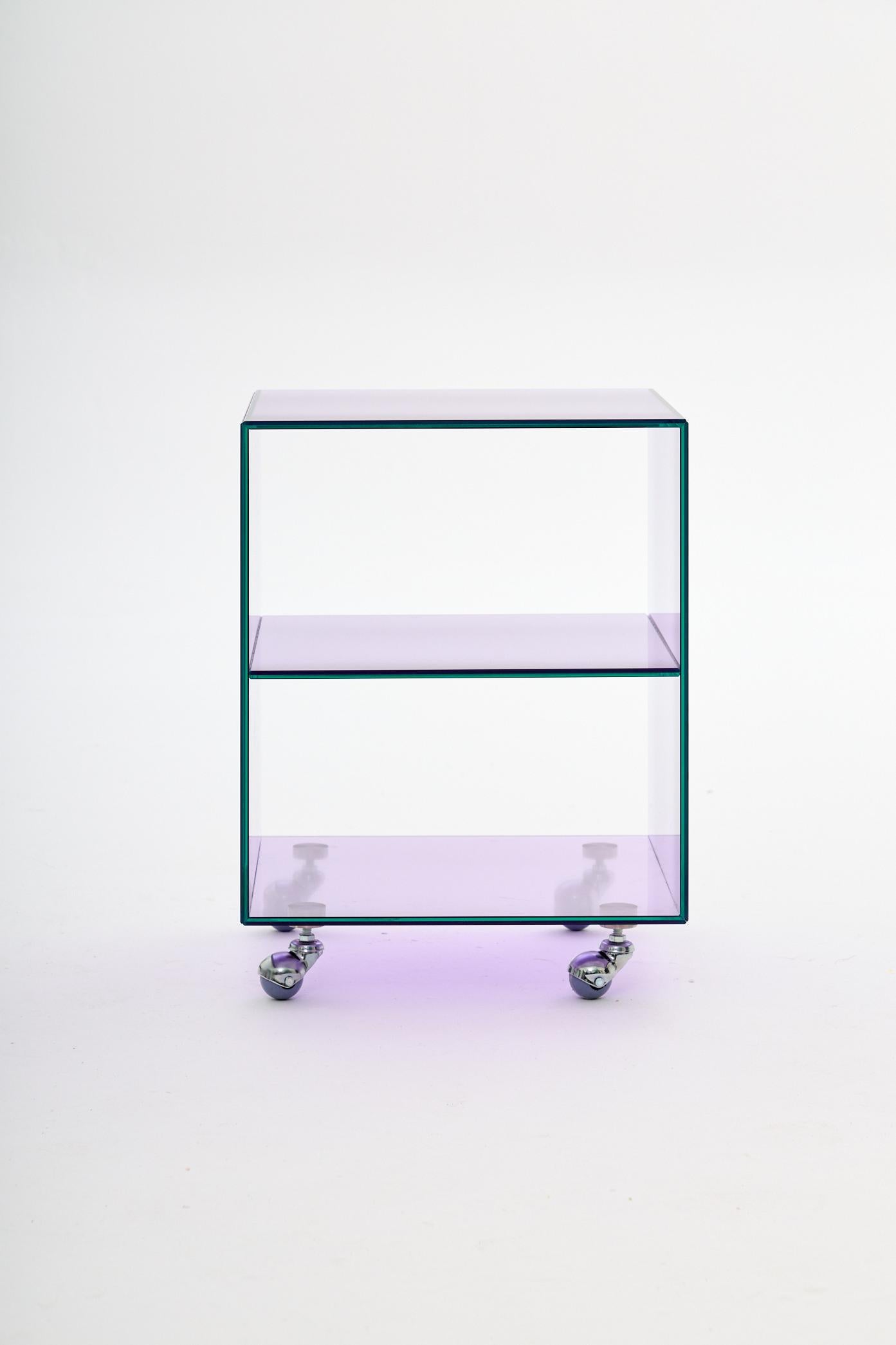 Mini chariot Lilas de Studio Monsoleil
Dimensions : D 40 x L 40 x H 53 cm.
Matériaux : Verre feuilleté.

Le chariot Roly est une pièce d'inspiration Art déco qui apporte une touche d'opulence des années 1920 à tout espace moderne, pour ceux qui