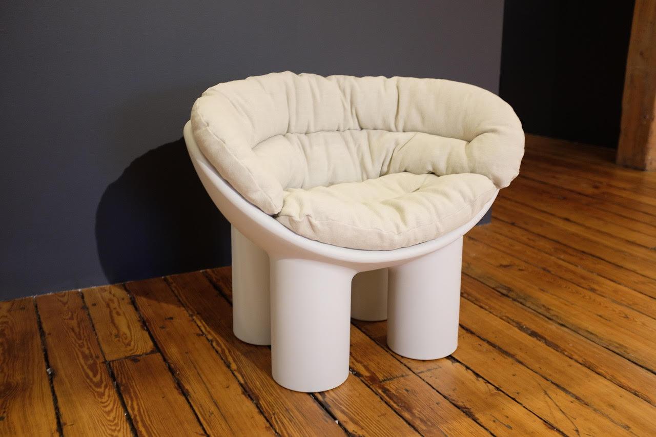 Le linee distintive e rassicuranti della collezione di mobili Roly-Poly di Faye Toogood diventano ancora più invitanti nella sua nuova collaborazione con Driade. L'ultima linea della casa di design italiana riprende le forme arrotondate e