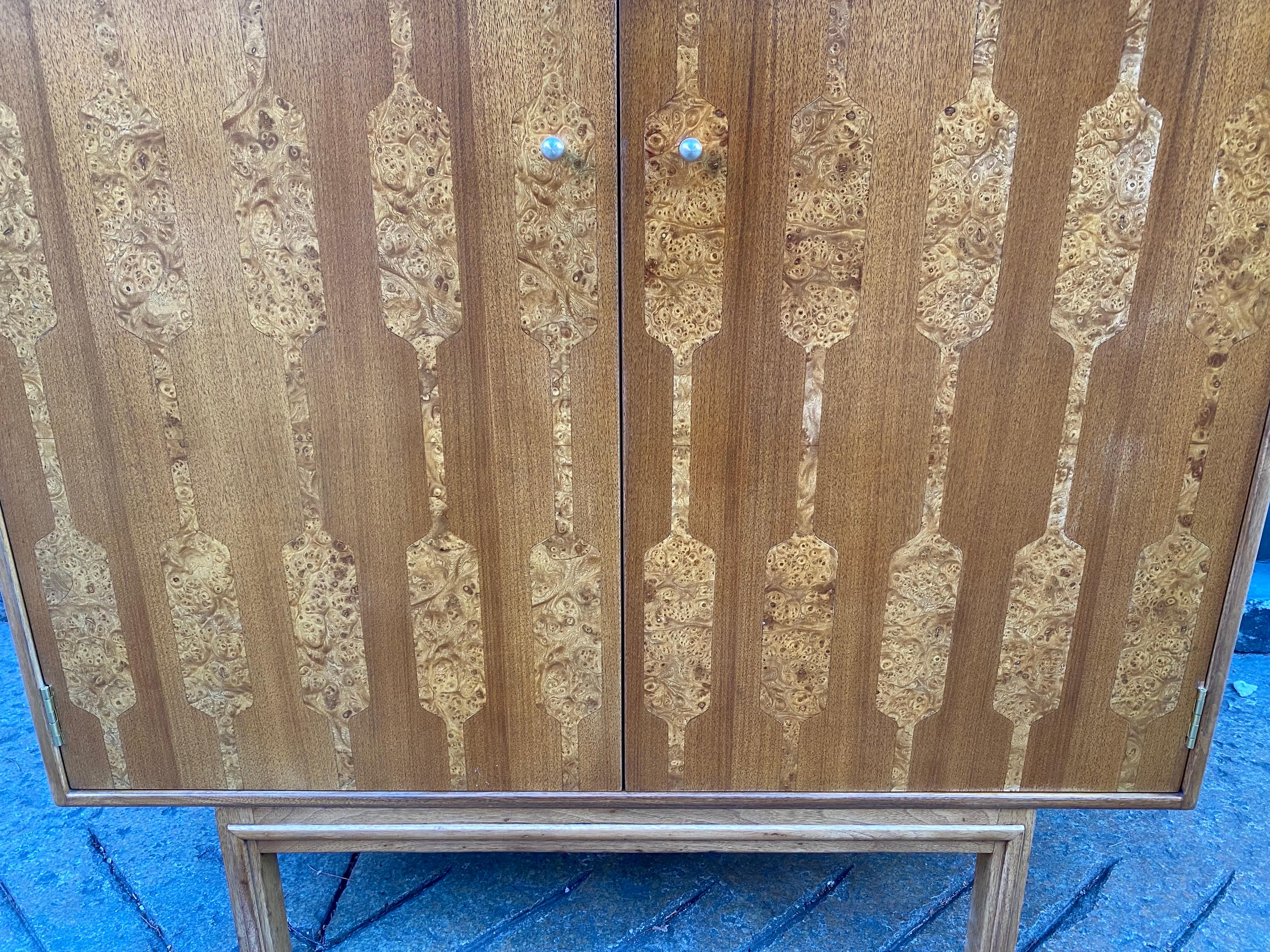 Buffet ou armoire à 2 portes Romweber.  Nouvellement rénové et très beau !  Incrustation de loupe de frêne olive avec corps en noyer.  Petites poignées en laiton.  Les portes s'ouvrent pour révéler une étagère réglable.  L'armoire repose sur