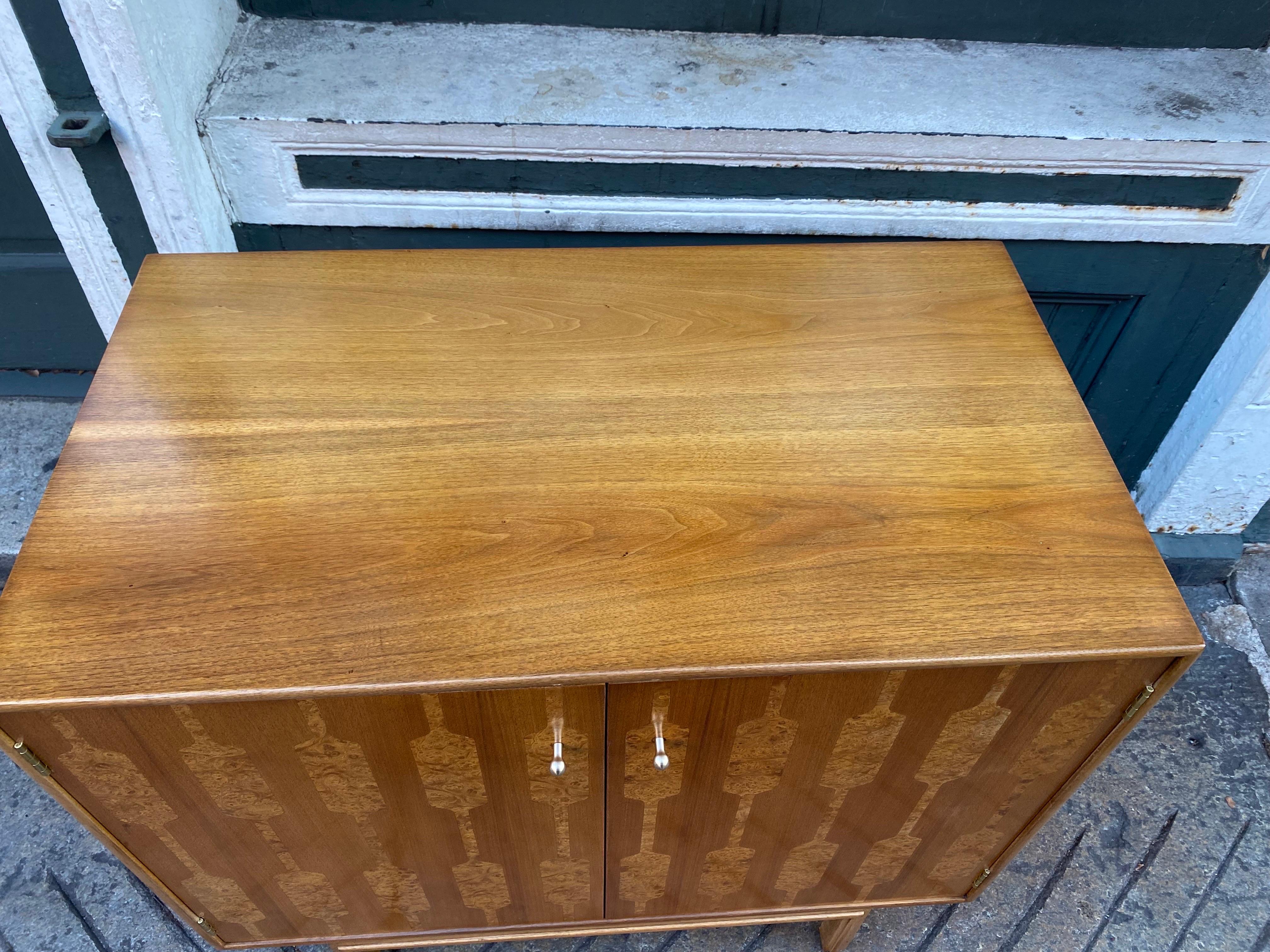 Mid-Century Modern Rom Weber - Armoire à 2 portes en bois flammé et noyer en vente