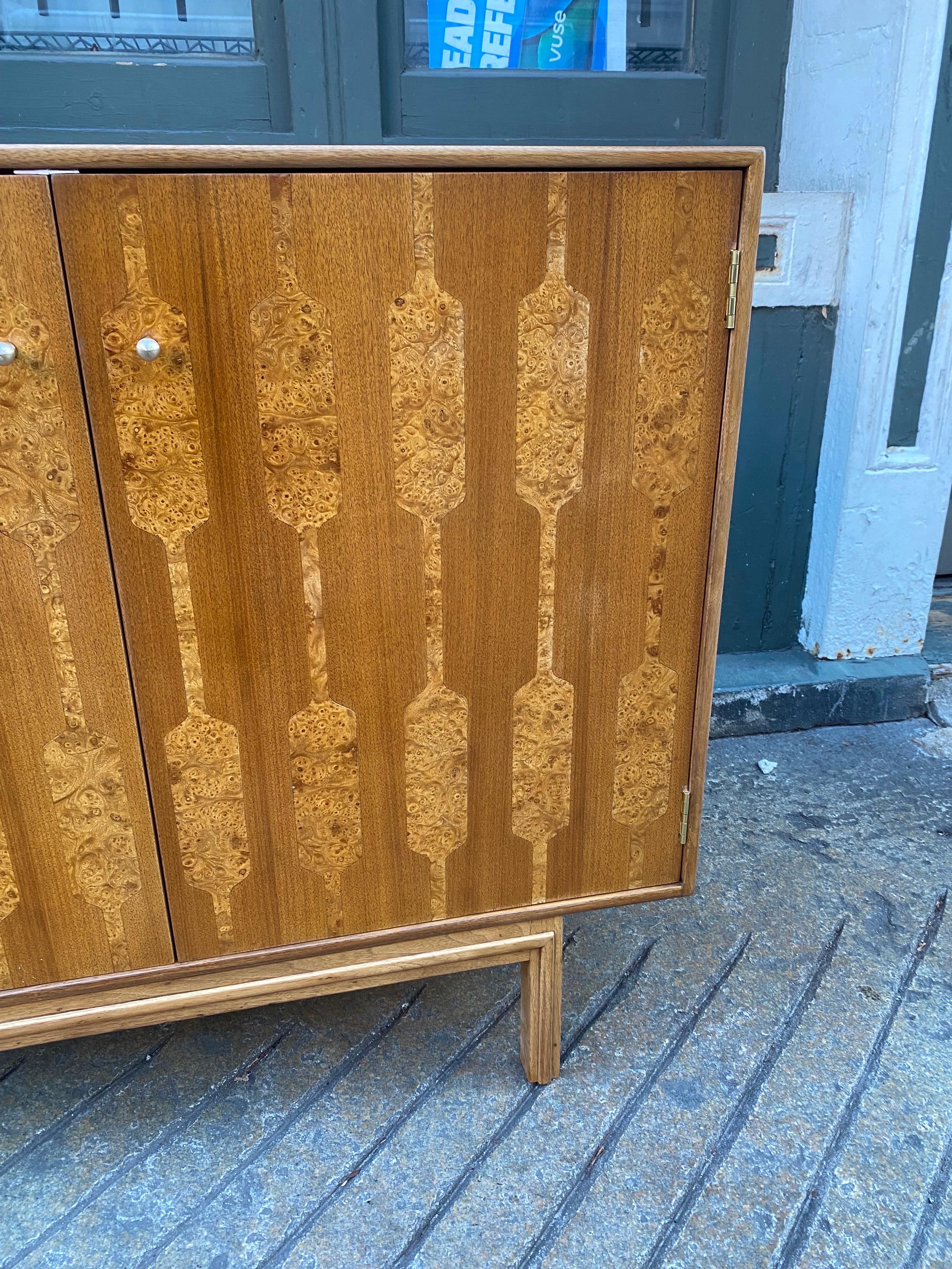 Rom Weber Schrank aus gemasertem Holz und Walnussholz mit 2 Türen im Zustand „Gut“ im Angebot in Philadelphia, PA