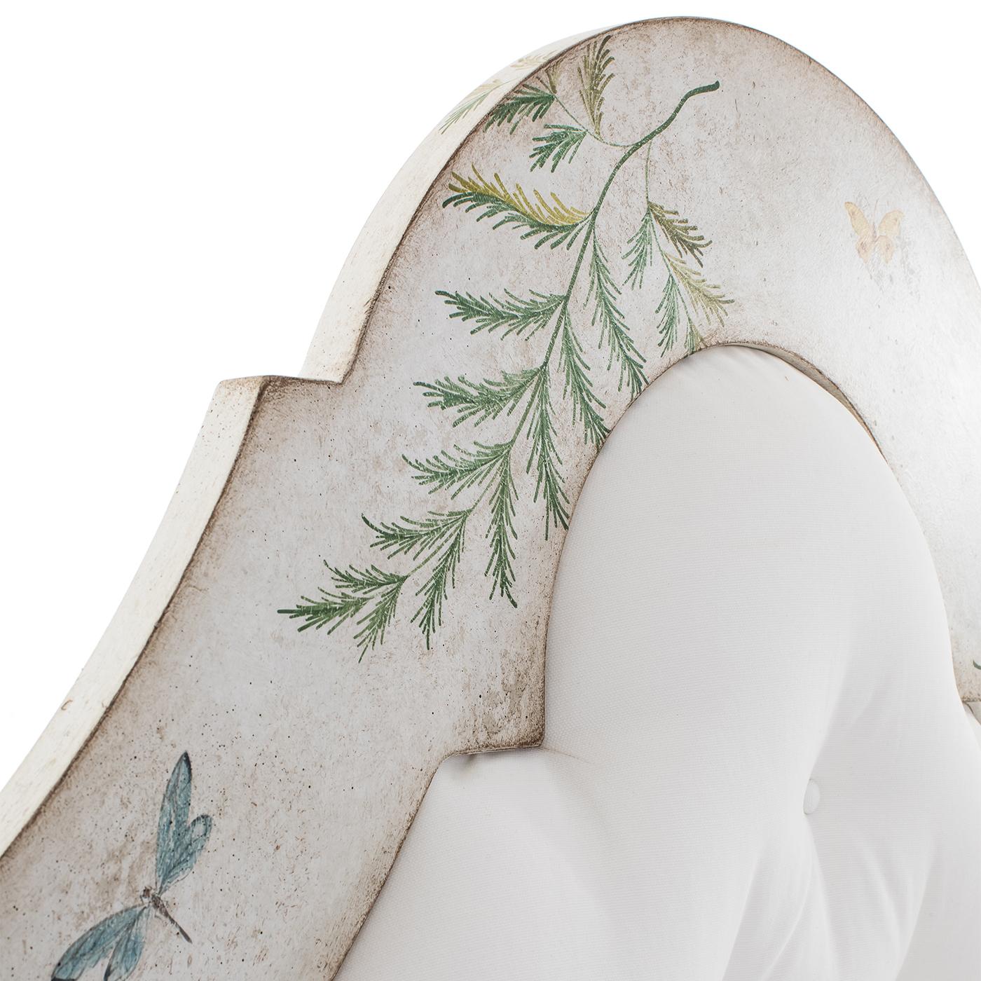 Voici le Bamboo Roma Bed, un lit à baldaquin fantaisiste qui allie romantisme et élégance intemporelle. Peint à la main en blanc avec des bambous vert pomme et de délicates fougères et papillons, ce lit personnalisable est une pièce d'apparat qui