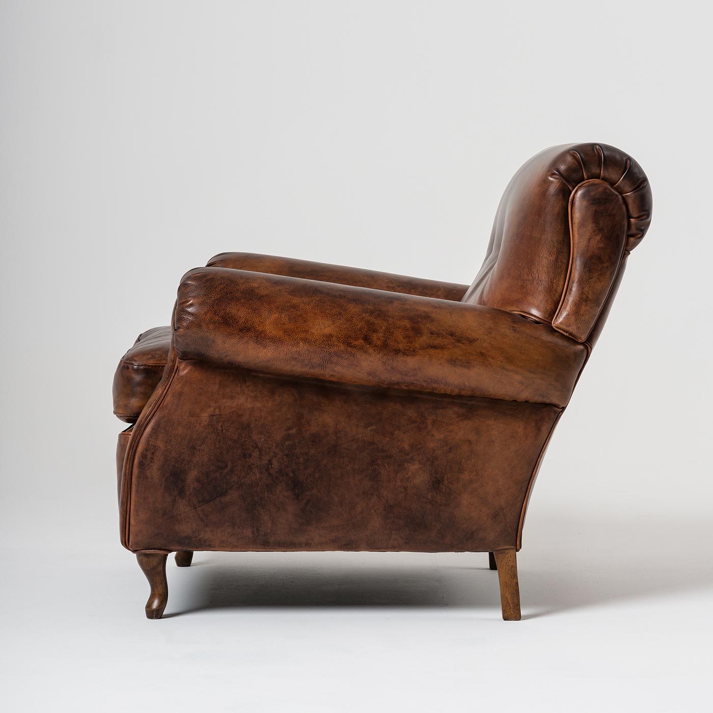 El estilo atemporal de este sillón se adapta a cualquier entorno. Las formas intemporales, la excelente comodidad y la belleza de los materiales hacen que este objeto sea único en su género. El acabado a mano en cuero de corteza natural y la base de